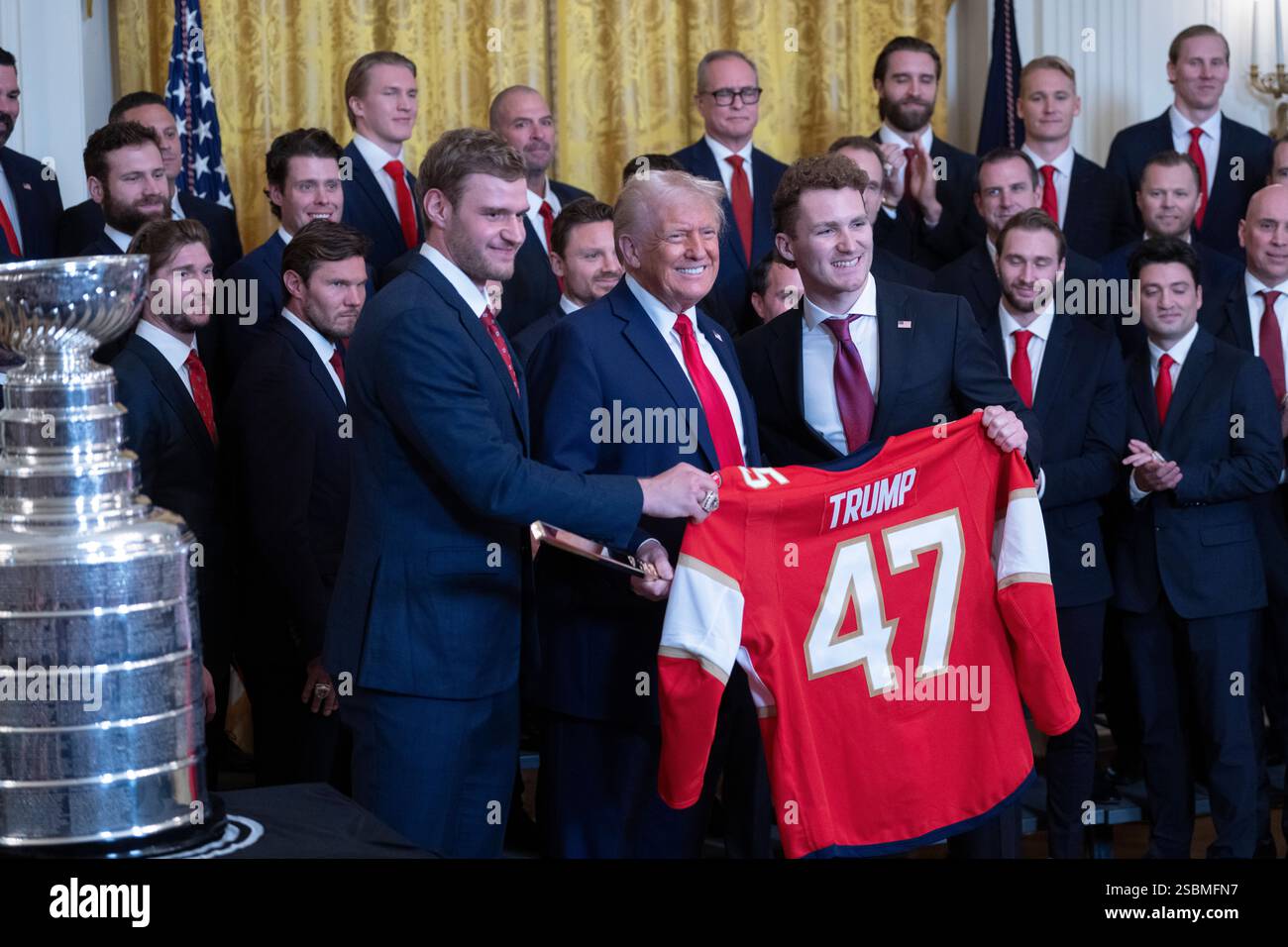 Washington, Vereinigte Staaten. Februar 2025. US-Präsident Donald J Trump erhält einen vergoldeten Hockeyschläger und ein Trikot von Mannschaftskapitän Aleksander Barkov (L) und Flügelspieler Matthew Tkachuk vom National Hockey Leagues Stanley Cup, der am 3. Februar 2025 die Florida Panthers im Weißen Haus in Washington, DC gewann. Kredit: Chris Kleponis/Pool über CNP/dpa/Alamy Live News Stockfoto