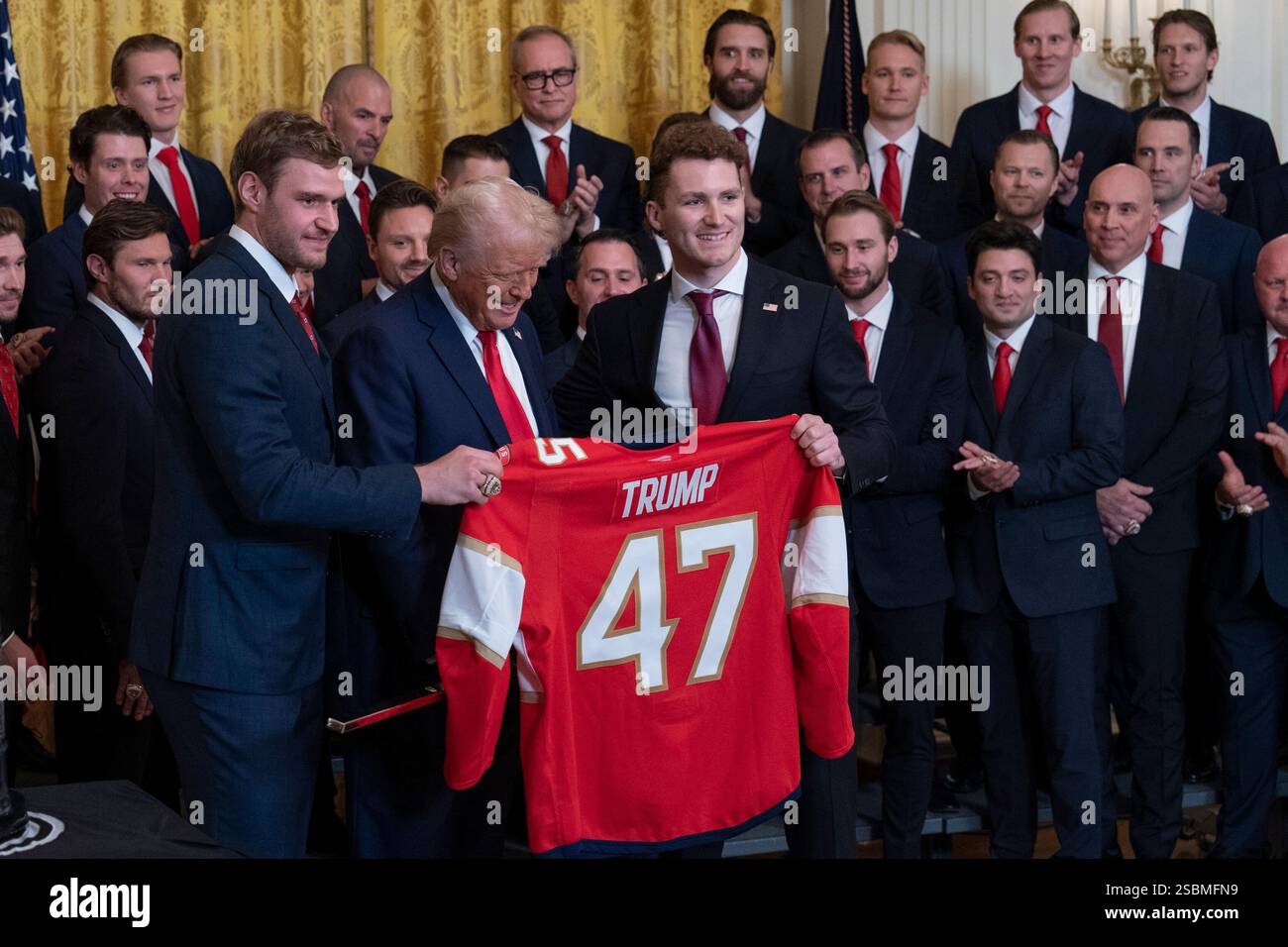 Washington, Vereinigte Staaten. Februar 2025. US-Präsident Donald J Trump erhält einen vergoldeten Hockeyschläger und ein Mannschaftstrikot von Mannschaftskapitän Aleksander Barkov (L) und Flügelspieler Matthew Tkachuk vom National Hockey Leagues Stanley Cup, der am 3. Februar 2025 die Florida Panthers im Weißen Haus in Washington, DC gewann. Kredit: Chris Kleponis/Pool über CNP/dpa/Alamy Live News Stockfoto