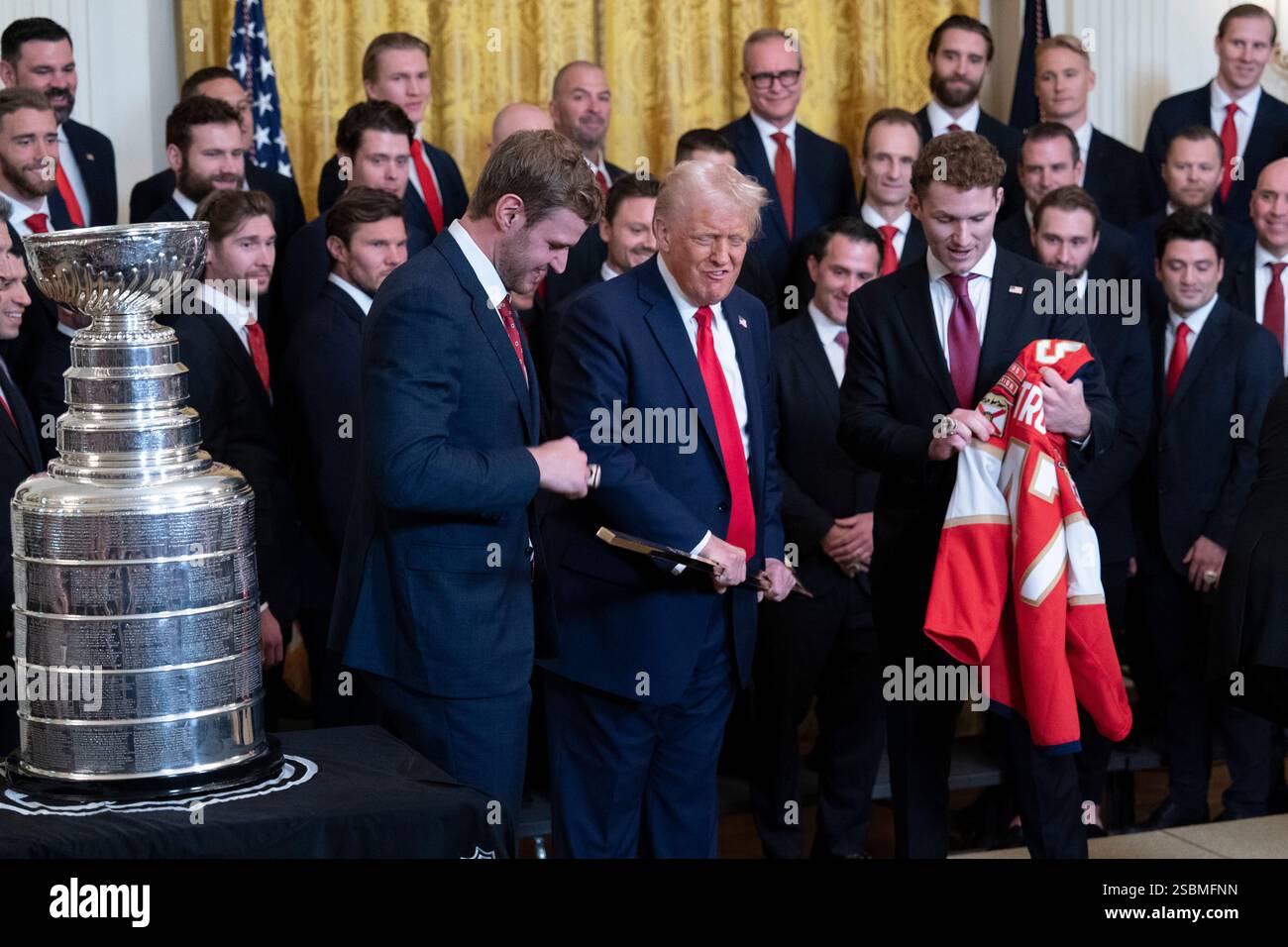 Washington, Vereinigte Staaten. Februar 2025. US-Präsident Donald J Trump erhält einen vergoldeten Hockeyschläger und ein Mannschaftstrikot von Mannschaftskapitän Aleksander Barkov (L) und Flügelspieler Matthew Tkachuk vom National Hockey Leagues Stanley Cup, der am 3. Februar 2025 die Florida Panthers im Weißen Haus in Washington, DC gewann. Kredit: Chris Kleponis/Pool über CNP/dpa/Alamy Live News Stockfoto