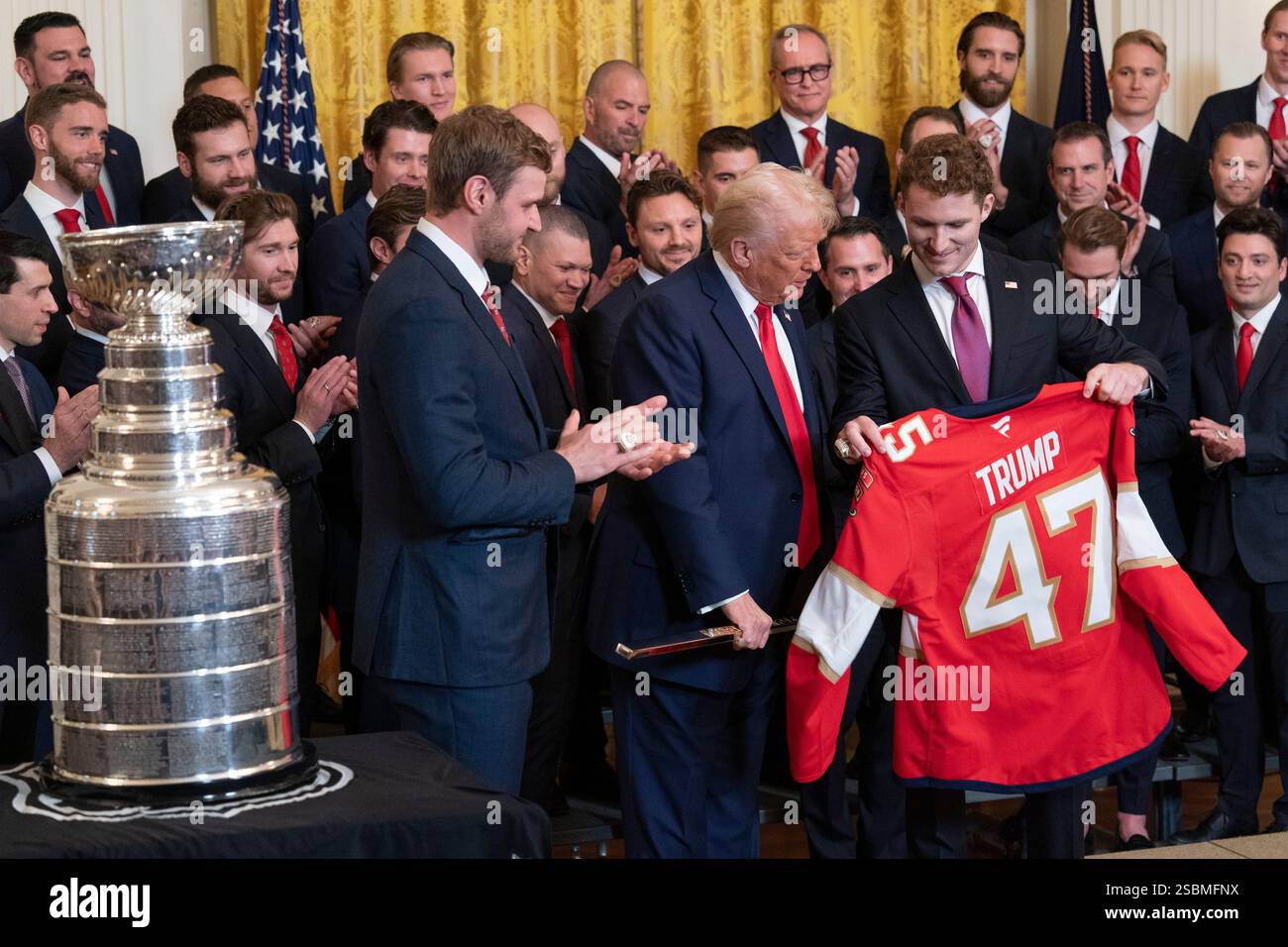 Washington, Vereinigte Staaten. Februar 2025. US-Präsident Donald J Trump erhält einen vergoldeten Hockeyschläger und ein Mannschaftstrikot von Mannschaftskapitän Aleksander Barkov (L) und Flügelspieler Matthew Tkachuk vom National Hockey Leagues Stanley Cup, der am 3. Februar 2025 die Florida Panthers im Weißen Haus in Washington, DC gewann. Kredit: Chris Kleponis/Pool über CNP/dpa/Alamy Live News Stockfoto