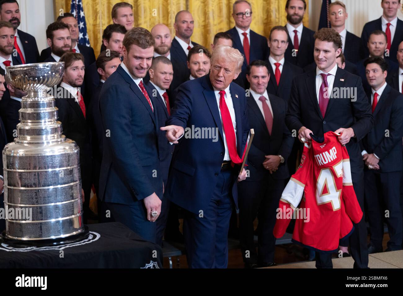 US-Präsident Donald J Trump erhält vom Mannschaftskapitän Aleksander Barkov (L) und dem Flügelspieler Matthew Tkachuk vom Stanley Cup der National Hockey League, der am 3. Februar 2025 die Florida Panthers im Weißen Haus in Washington, DC gewann. Kredit: Chris Kleponis/Pool über CNP/MediaPunch Stockfoto