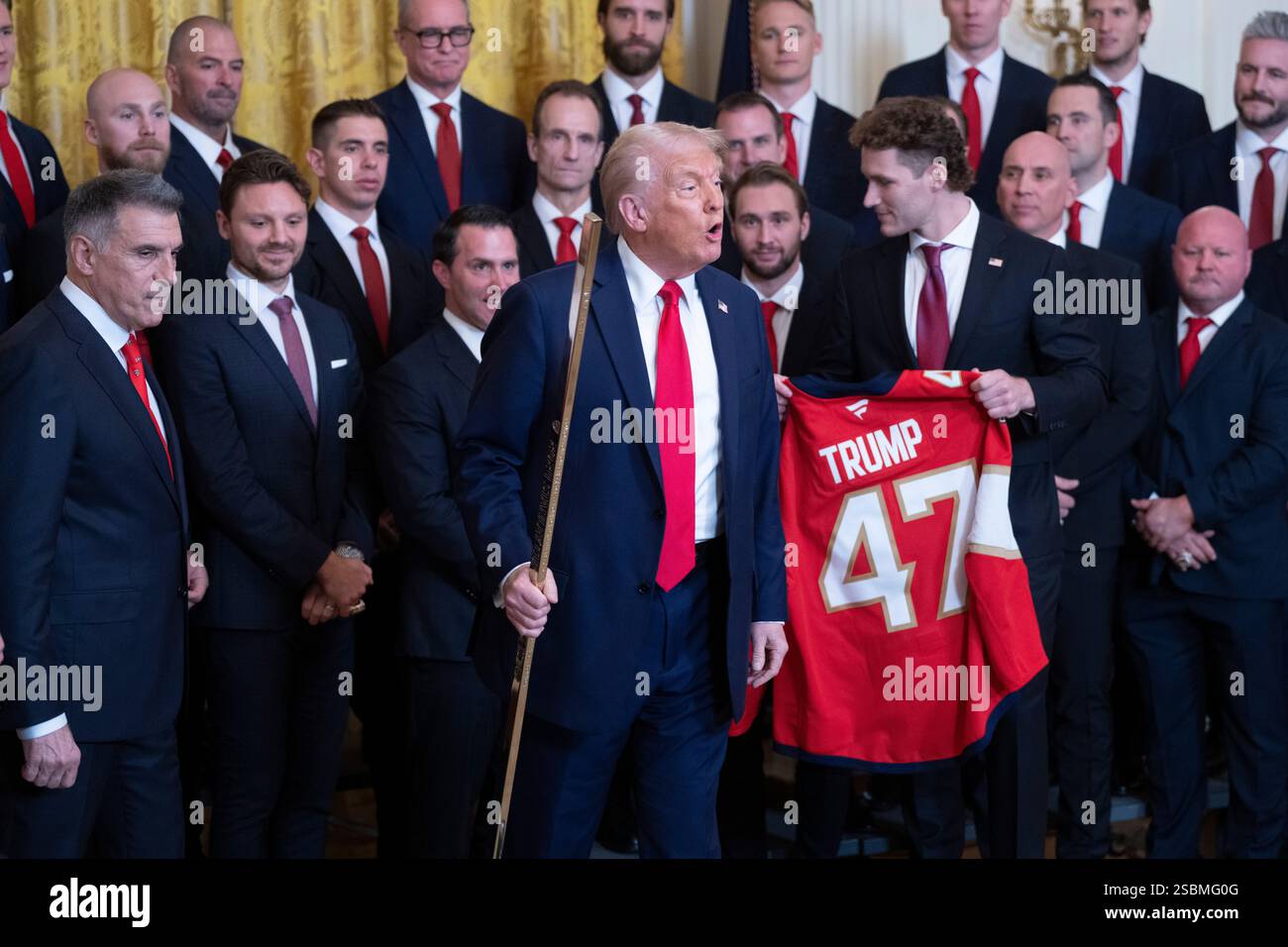 US-Präsident Donald J Trump startet mit dem vergoldeten Hockeyschläger, während er am 3. Februar 2025 den Stanley Cup der National Hockey League ausrichtet, der die Florida Panthers im Weißen Haus in Washington, DC gewann. Kredit: Chris Kleponis/Pool über CNP/MediaPunch Stockfoto