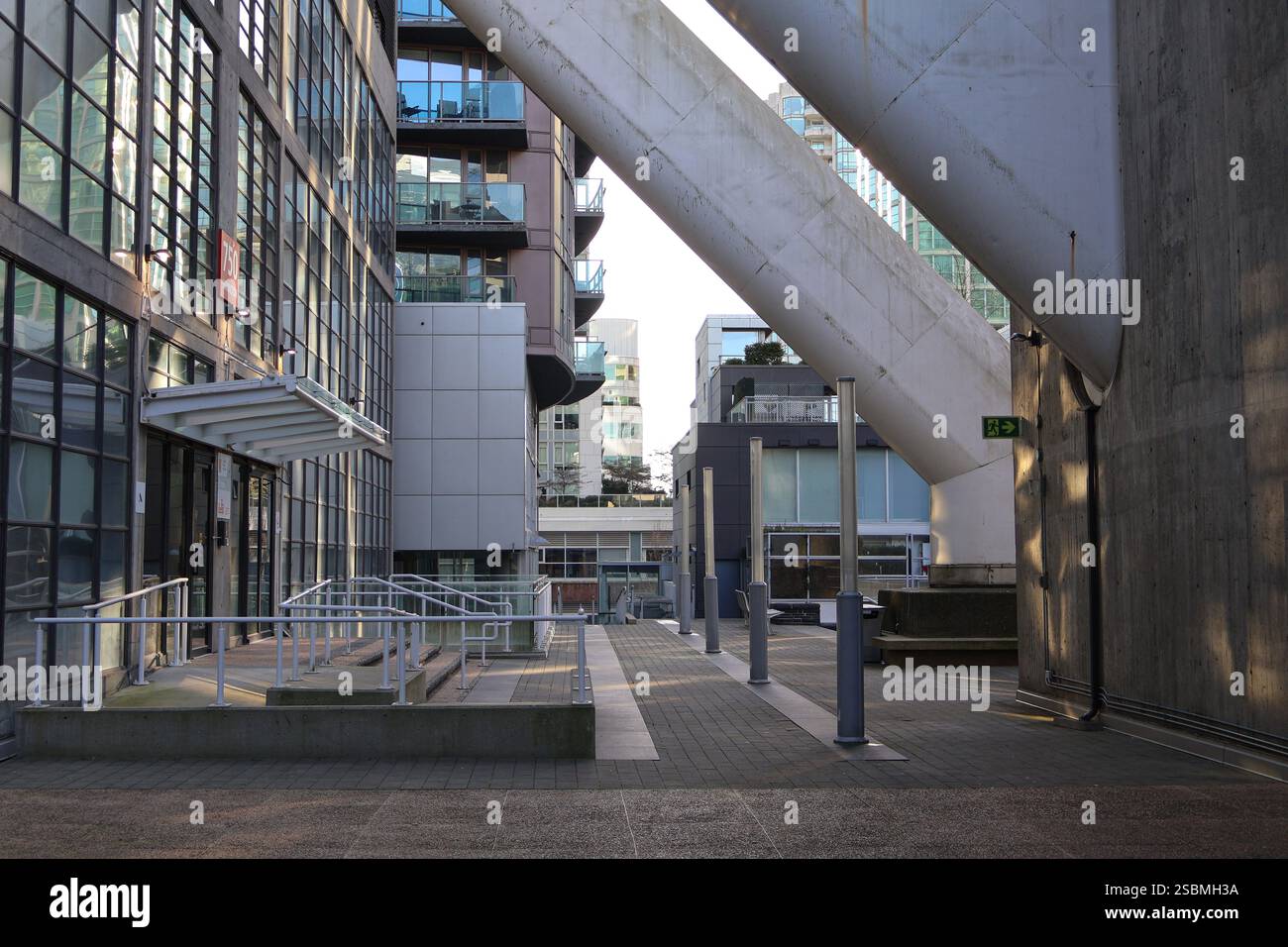 Concrete Angles & Architecture im CBC Radio & Television Hauptquartier in Vancouver, British Columbia. Stockfoto