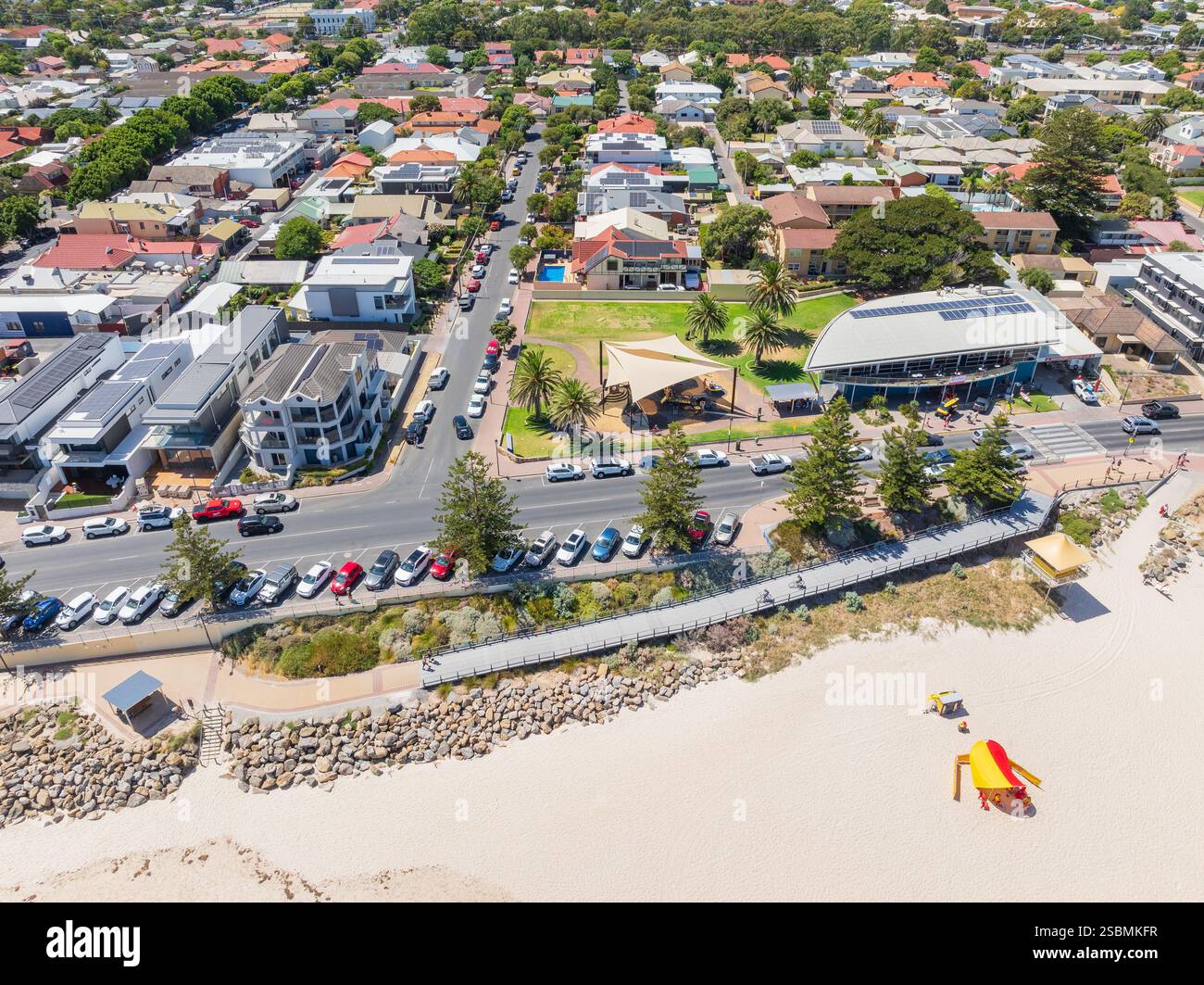 Blick aus der Vogelperspektive auf eine Immobilie am Strand und die Esplanade in Brighton in Adelaide South Australia Stockfoto
