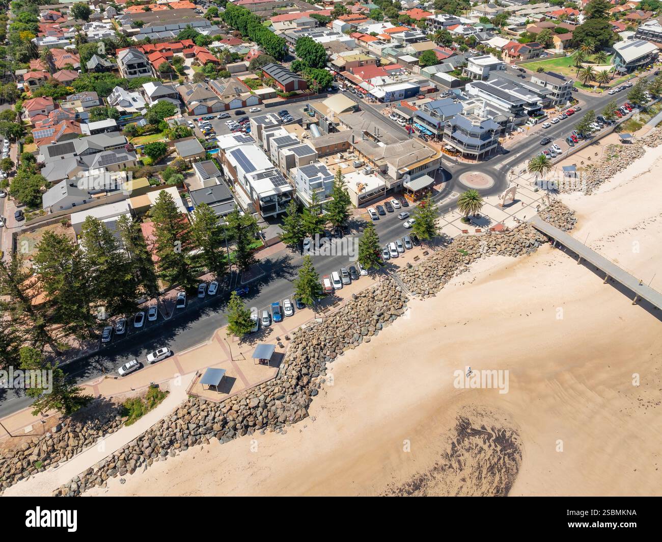 Blick aus der Vogelperspektive auf eine Immobilie am Strand und die Esplanade in Brighton in Adelaide South Australia Stockfoto