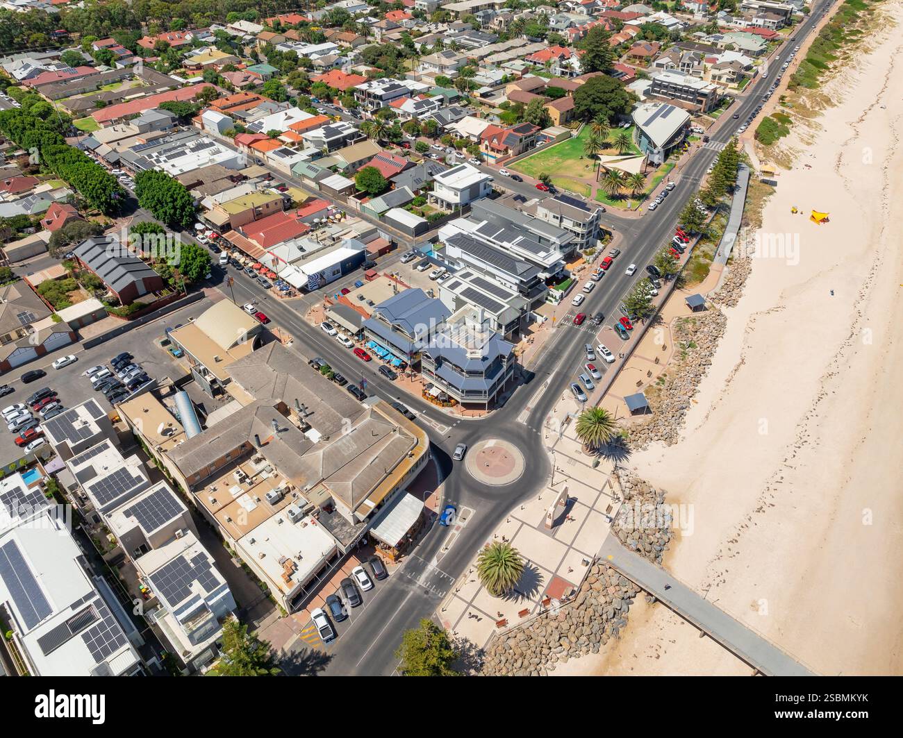 Blick aus der Vogelperspektive auf eine Immobilie am Strand und die Esplanade in Brighton in Adelaide South Australia Stockfoto