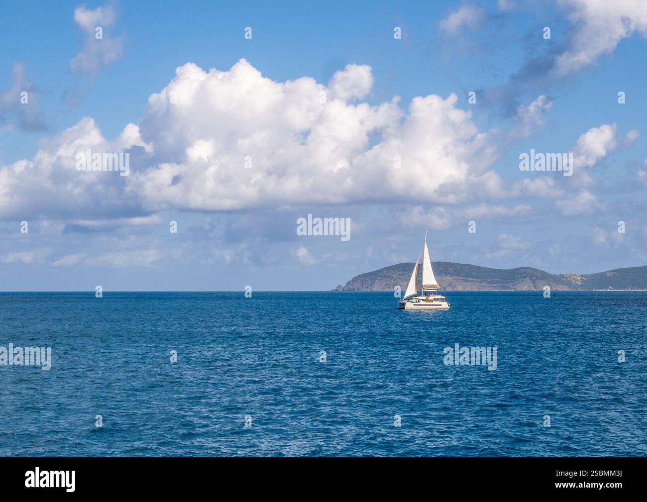 Segelboot setzt in der Nähe der Insel Tortola BVI in See Stockfoto