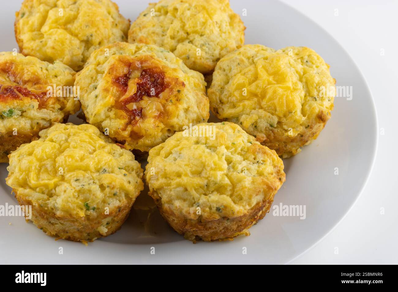Teller mit herzhaften, käsigen Muffins mit Kopierraum Stockfoto