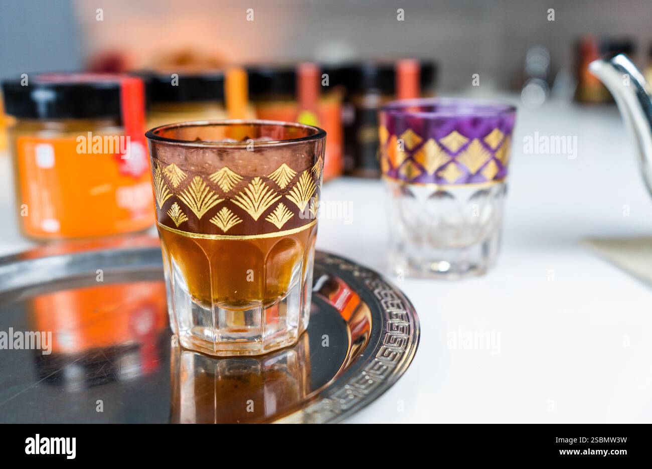 Traditioneller marokkanischer Minztee mit eleganten Gläsern Oktober 26,2025 Stockfoto