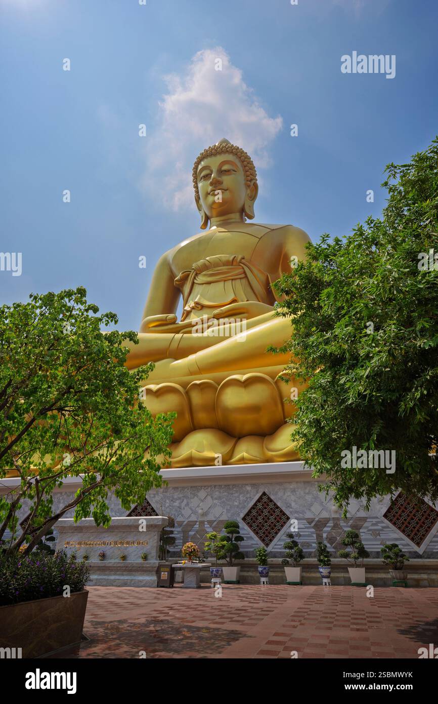 Flacher Blick auf die große, hohe und goldene Buddha-Statue am Wat Paknam (Pak Nam) Phasi Charoen Tempel in Bangkok, Thailand an einem sonnigen Tag. Stockfoto