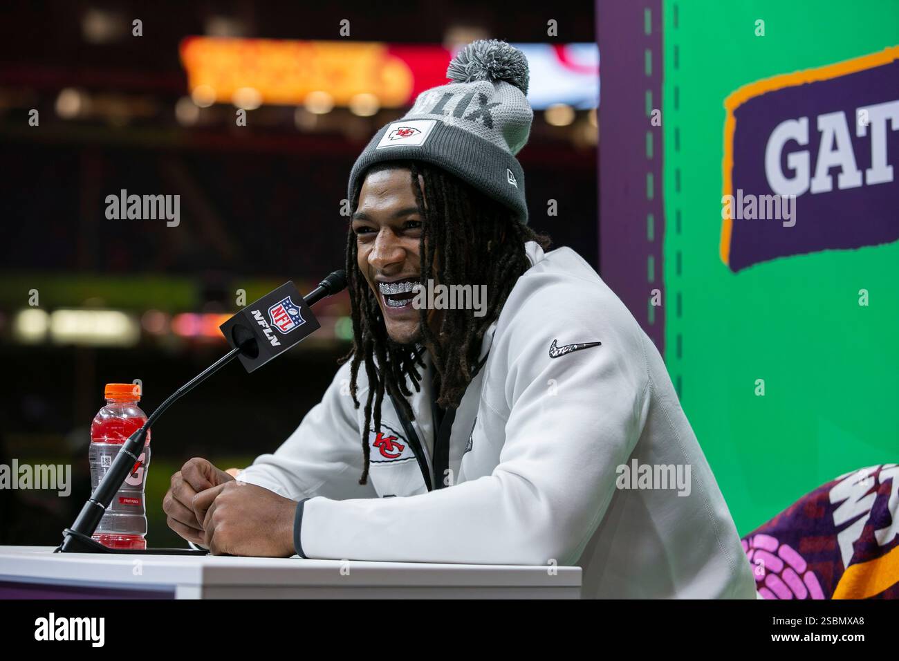 New Orleans, Louisiana, USA. Februar 2025. Kansas City Chiefs Running Back Isiah Pacheco spricht während der Eröffnungsnacht im Caesars Superdome vor dem NFL Super Bowl LIX mit den Medien. Quelle: Kindell Buchanan/Alamy Live News Stockfoto