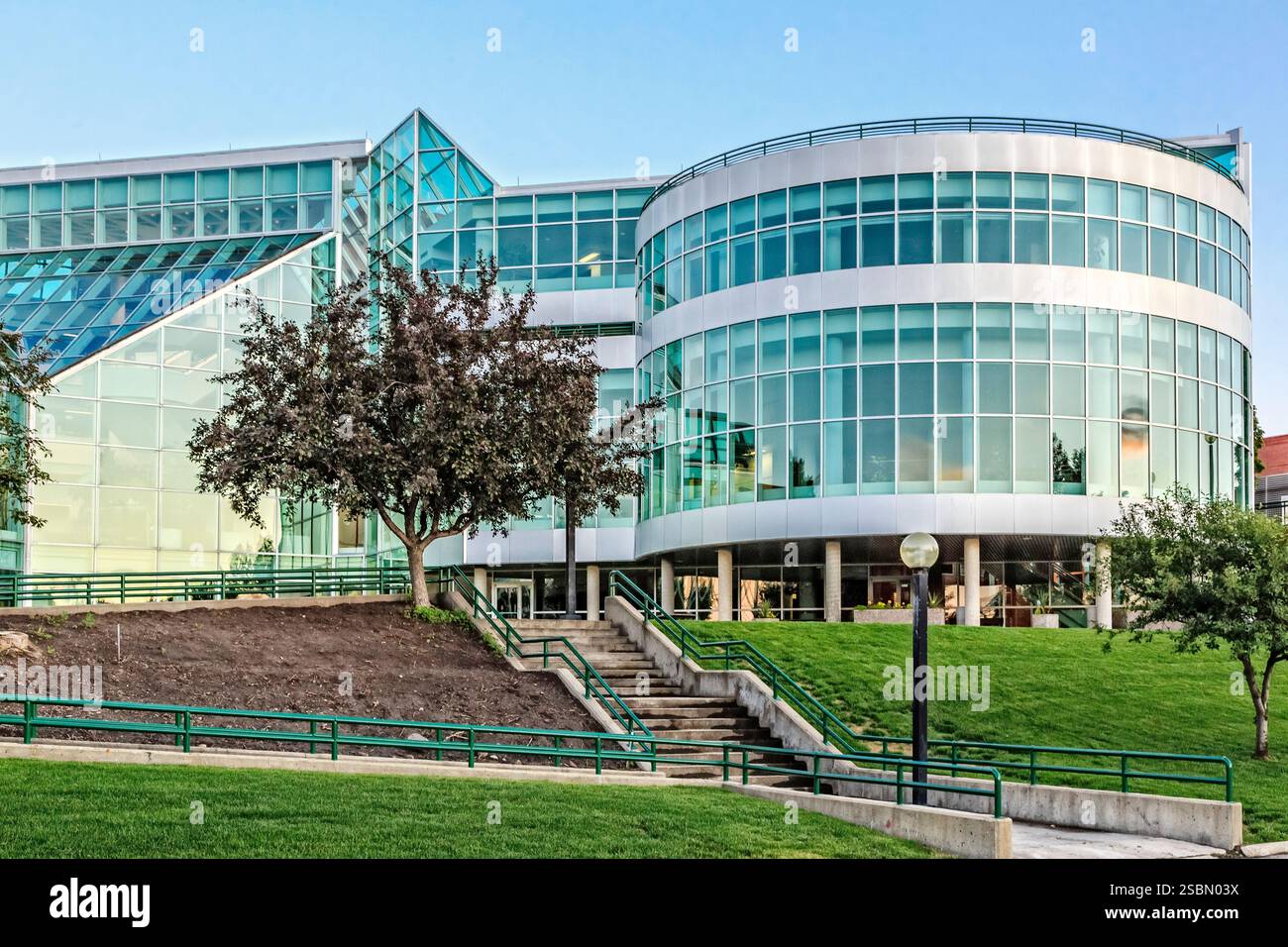 Großes Gebäude mit begrüntem Dach und Glasfassade. Das Gebäude hat eine große Glaskuppel oben Stockfoto