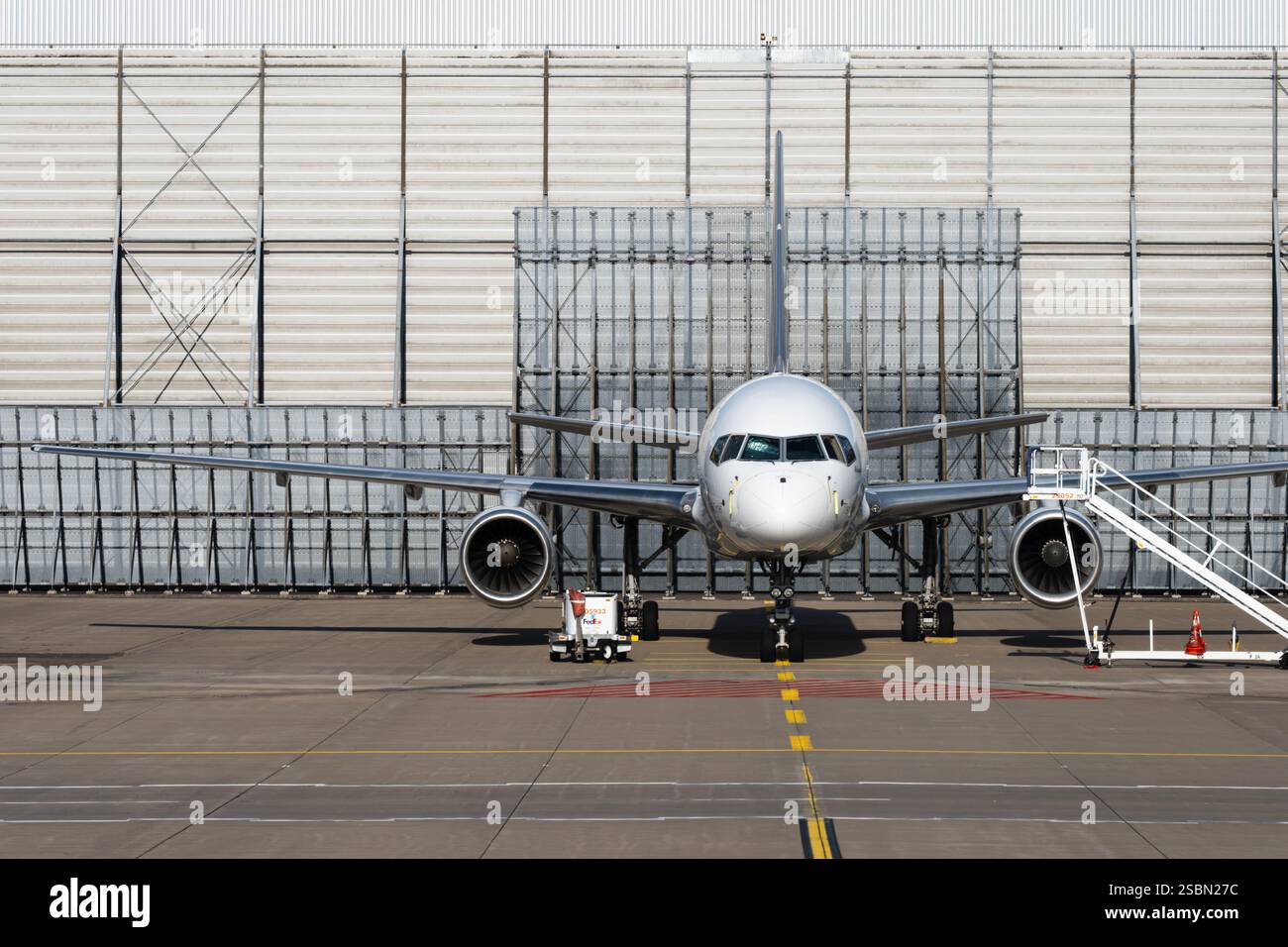 B757F steht im Hochschubdach und wird gewartet Stockfoto