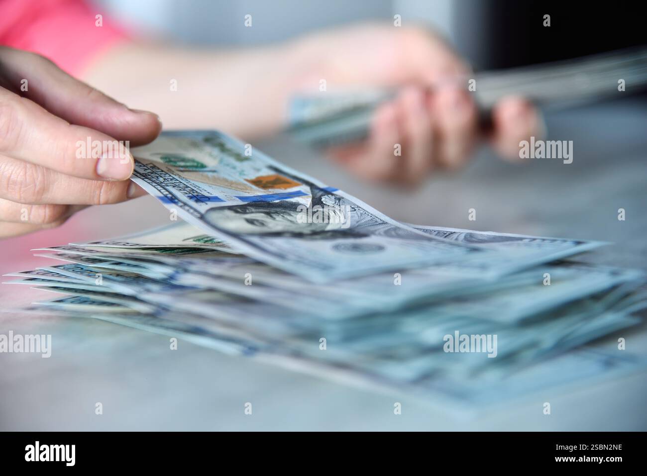 Geschäftsfrau Handzähler us-Währung. Korruptions- und Bestechungskonzept. Nahaufnahme Stockfoto