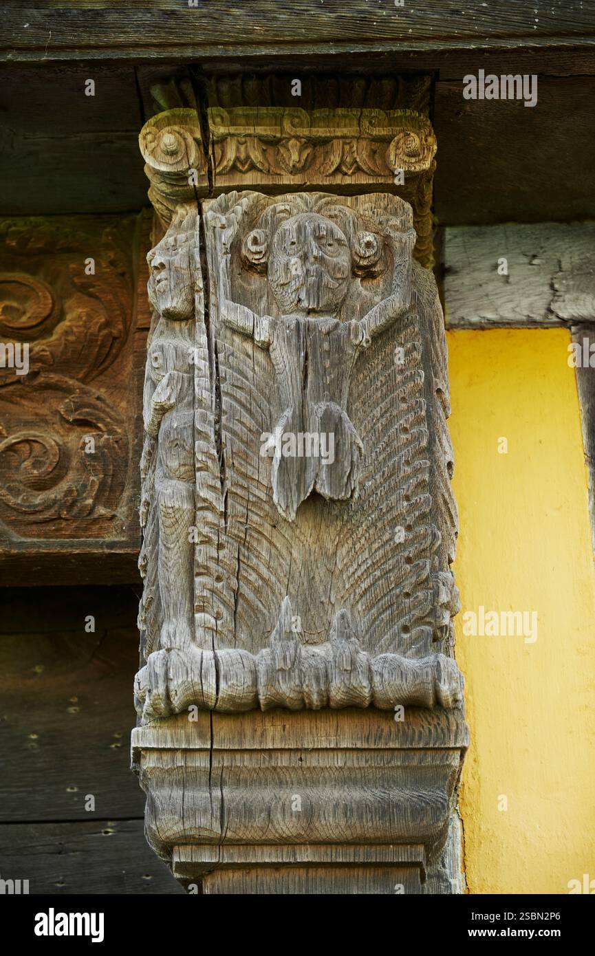 Traditionelle englische mittelalterliche Holzschnitzerei am Torhaus von Stokesay Castle, Shropshire, England Stockfoto