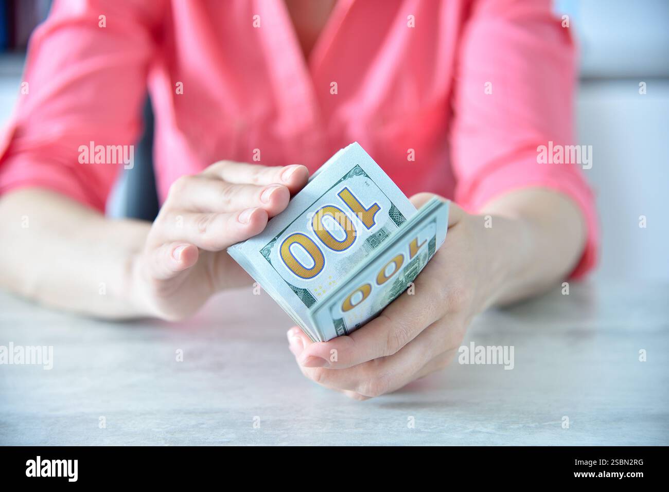 Händlerfrau hält uns Dollarscheine in der Hand. Erfolg-, Geschäfts- und Finanzkonzepte. Nahaufnahme Stockfoto
