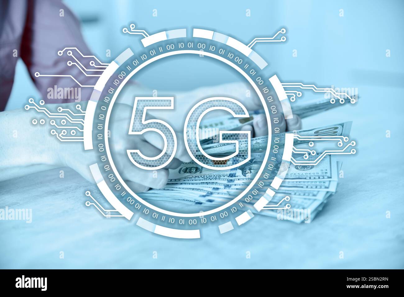Frauenhände zählen us-Dollar und 5G-Internet-Hologramm. Globales Geschäfts- und Informationstechnologiekonzept. Stockfoto
