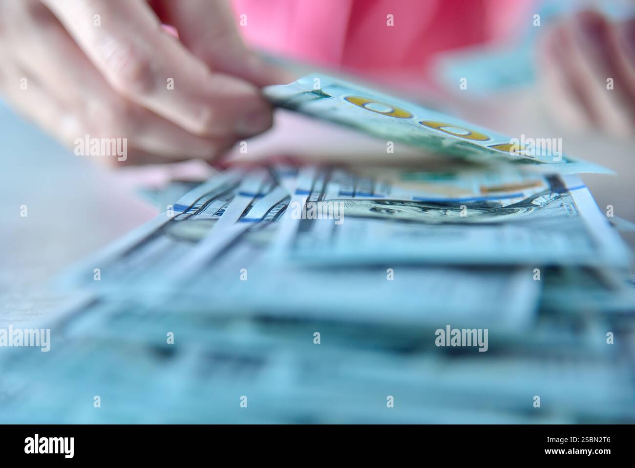Frauenhände zählen us-Dollar auf dem Tisch. Erfolg-, Geschäfts- und Finanzkonzepte. Nahaufnahme Stockfoto
