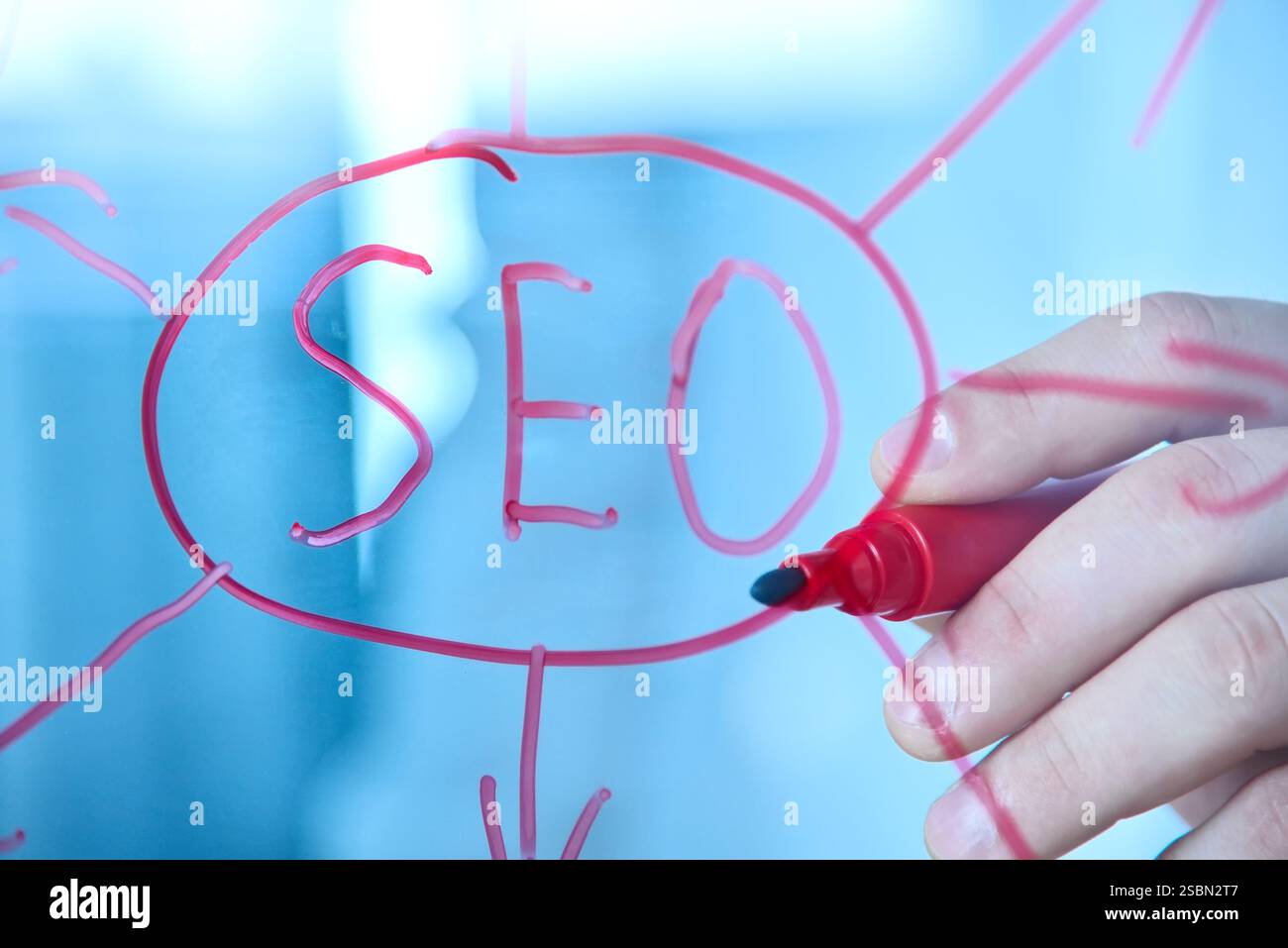 Geschäftsmann schreibt SEO-Diagramm auf Glasbildschirm. Webtechnologie und Suchmarketing-Konzept. Nahaufnahme Stockfoto