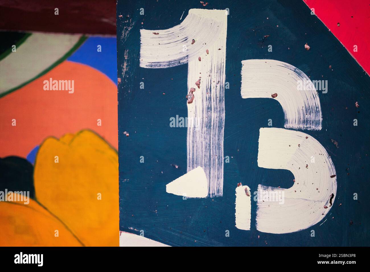 Gemalte Wände am Eingang des Gebäudes mit der Zahl 13. Stockfoto