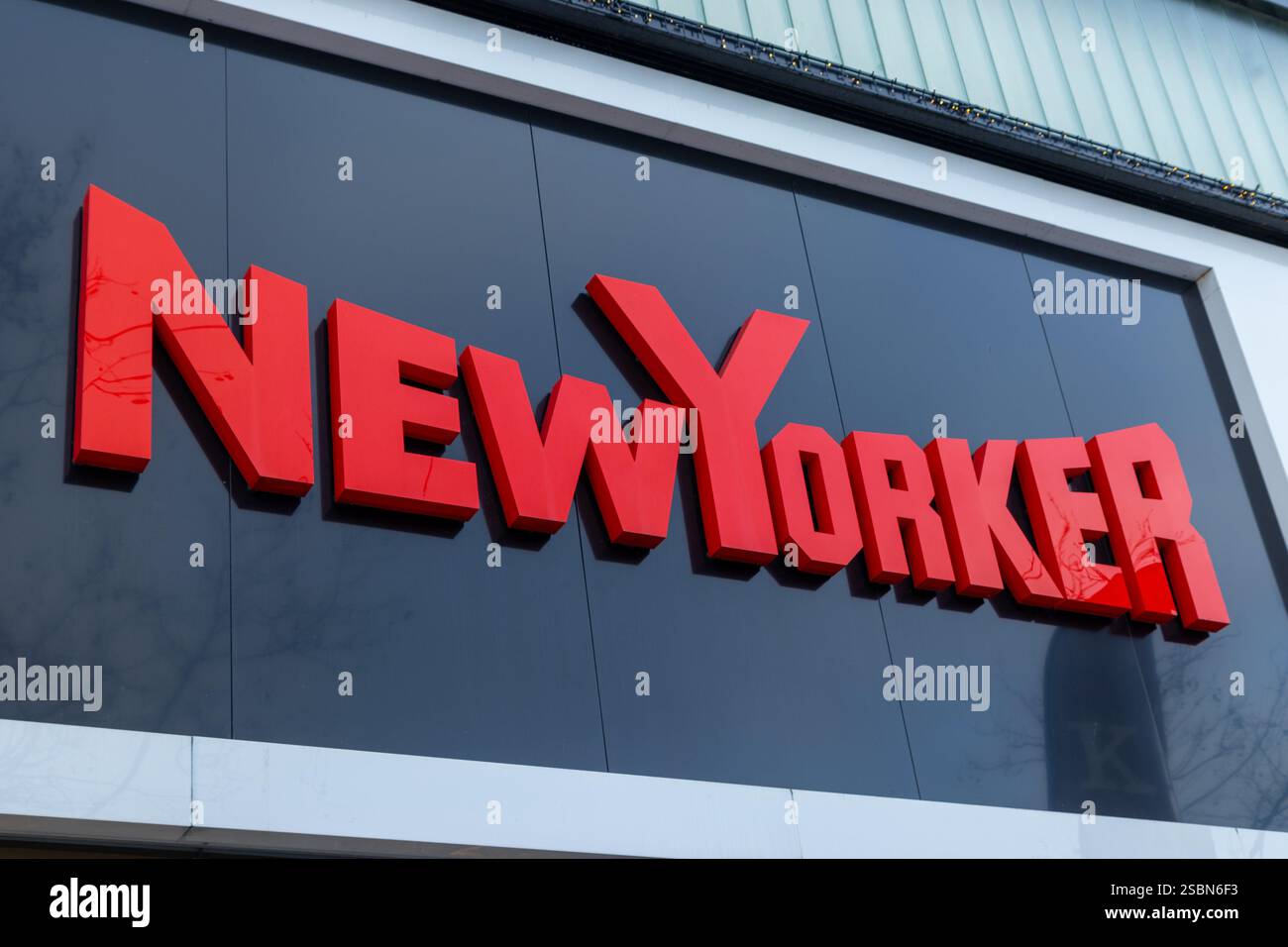NewYorker Store Logoschild, ein deutscher Bekleidungshändler mit Hauptsitz in Braunschweig. Stockfoto