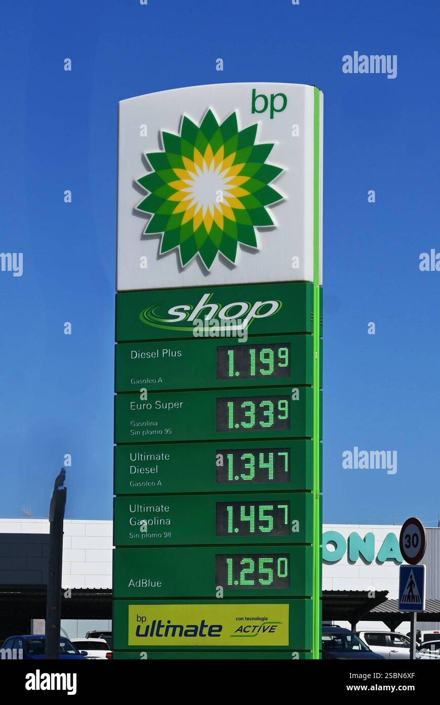 Spanien, Kanaren, Fuerteventura. bp Tankstelle. Die BP p.l.c., ehemals British Petroleum, ist ein internationales tätiges, britisches Mineralölunternehmen mit Hauptsitz in London *** Spanien, Kanarische Inseln, Fuerteventura bp Tankstelle BP p l c, ehemals British Petroleum, ist ein britisches Mineralölunternehmen mit internationalem Betrieb und Hauptsitz in London Stockfoto