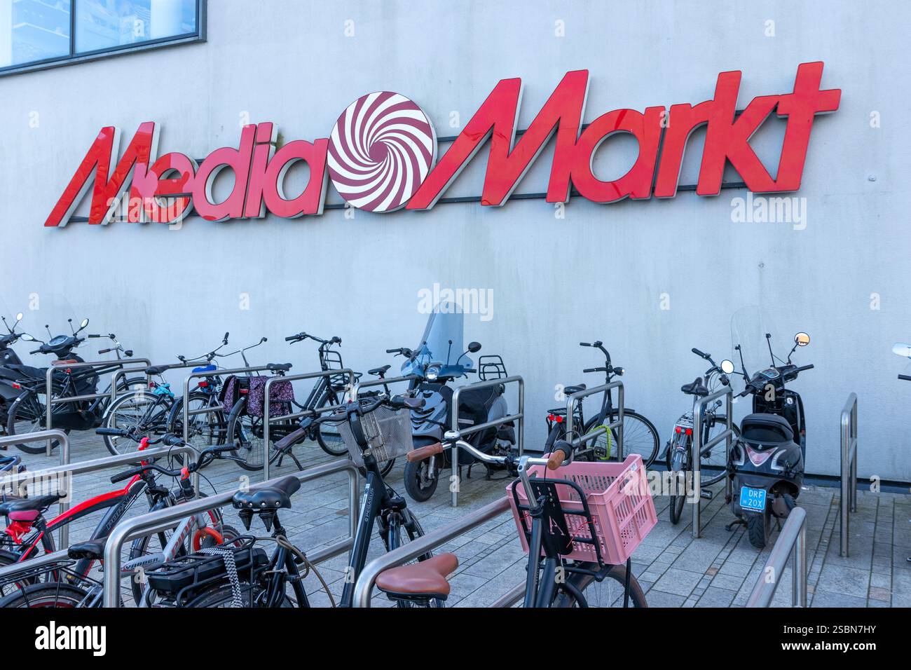 Das Logo des MediaMarkt mit Fahrrädern vor dem Logo, Ein Geschäft für Haushaltsgeräte und Elektronik Stockfoto