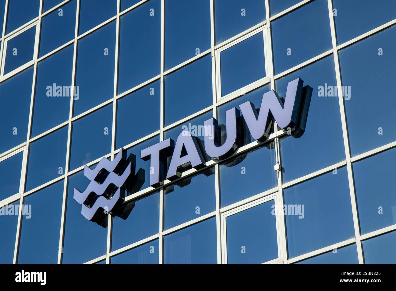 Tauw-Logo auf Spiegelfenstern. TAUW ist ein europäisches Beratungs- und Ingenieurbüro. Stockfoto