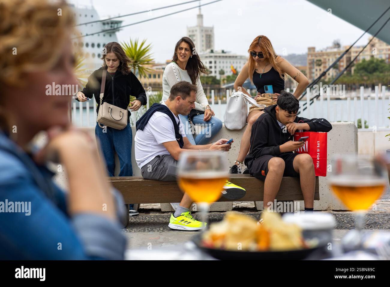 Die Leute genießen sich im Muelle UNO in Malaga, Spanien Stockfoto