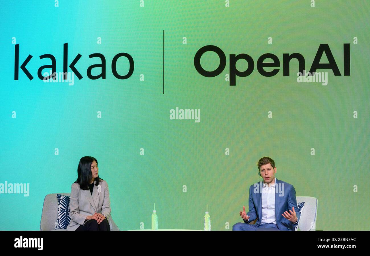 Seoul, Südkorea. Februar 2025. Sam Altman (R), CEO von Open AI, und Chung Shin-A (L), CEO von Kakao, nehmen am Kakao Media Day Teil. Der südkoreanische Technologiegigant Kakao Corp. Gab am 4. Februar eine Partnerschaft mit OpenAI bekannt, um ChatGPT für seinen neuen KI-Dienst zu nutzen und sich einer globalen Allianz unter der Leitung des US-amerikanischen KI-Unternehmens anzuschließen, die sich im Zuge des zunehmenden Wettbewerbs auf dem globalen KI-Markt verstärkt. Quelle: SOPA Images Limited/Alamy Live News Stockfoto