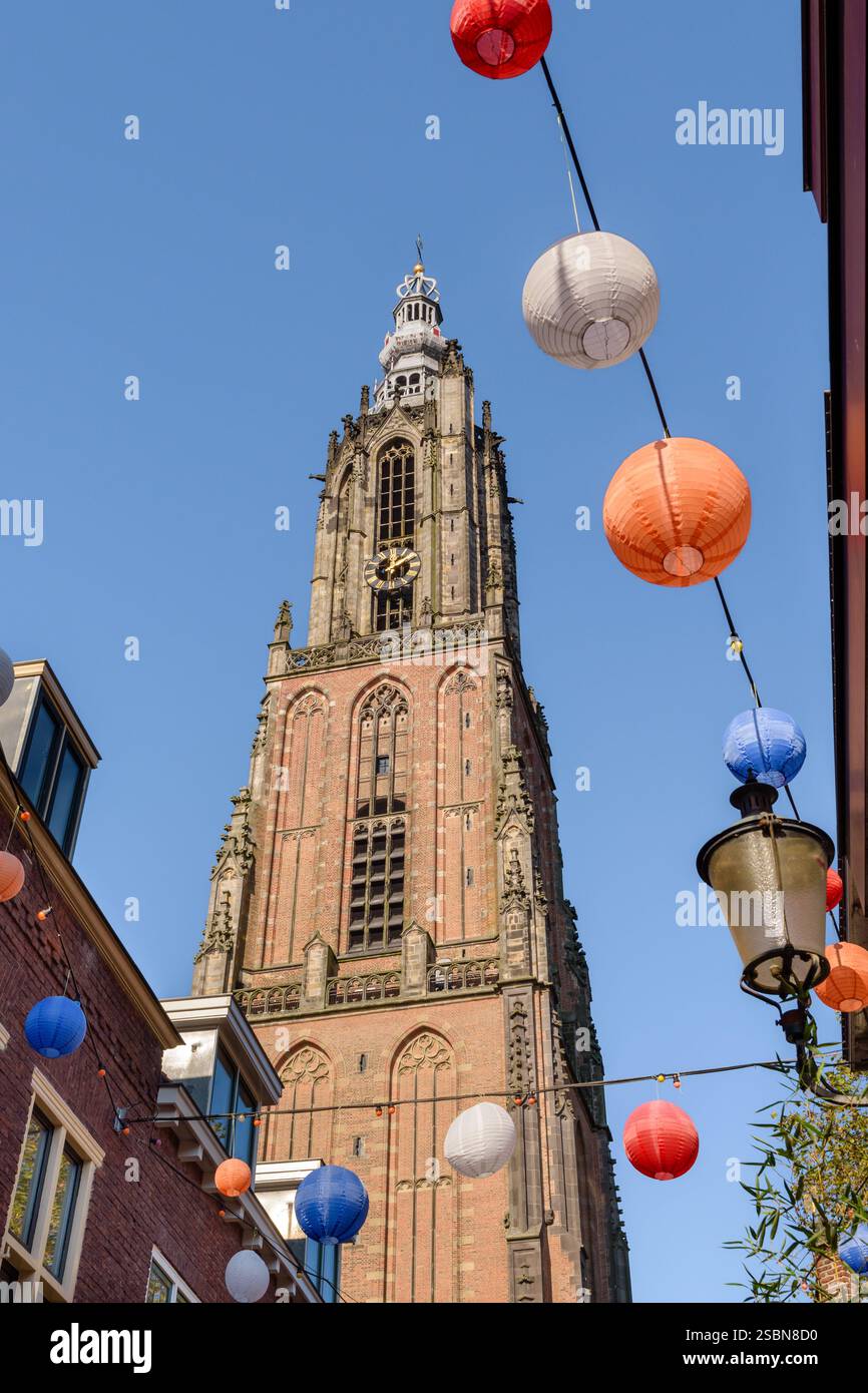 AMERSFOORT, NIEDERLANDE - 26. OKTOBER 2024: Der hohe Turm unserer Lieben Frau, genannt Long John im historischen Stadtzentrum von Amersfoort in der Nethe Stockfoto