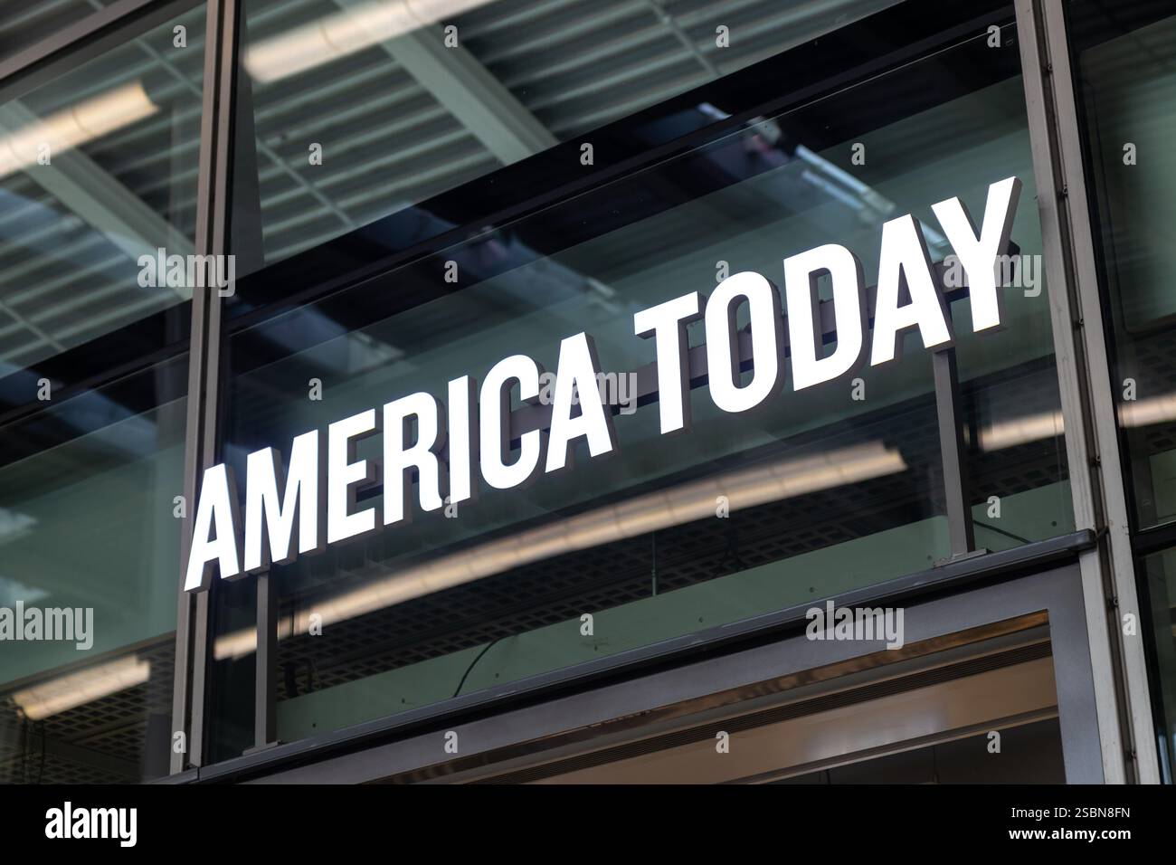 America Today Shop, beleuchtetes Store-Logo. Inspiriert vom amerikanischen Lebensstil. Von klassischen Baseballjacken bis hin zu bequemen Loungewear. Stockfoto