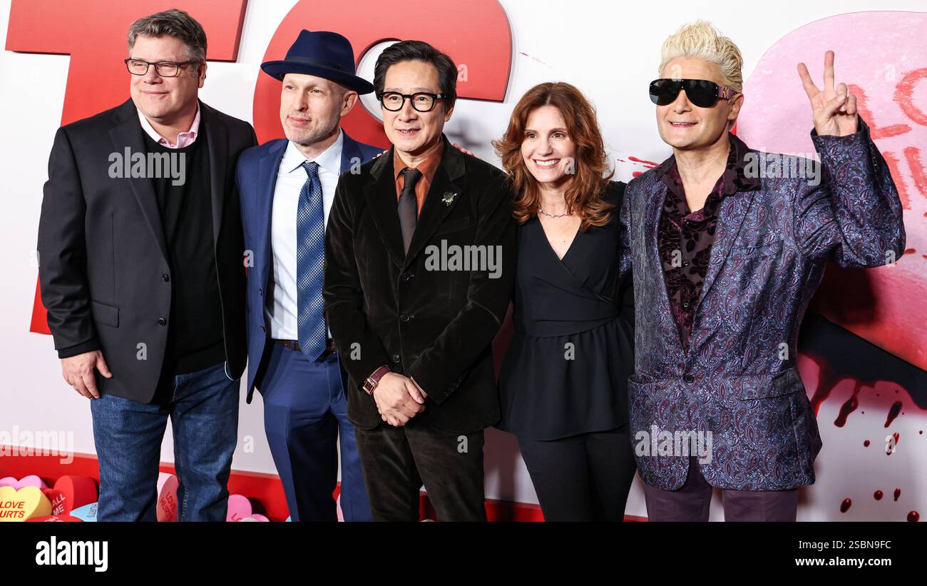 Hollywood, Usa. Februar 2025. HOLLYWOOD, LOS ANGELES, KALIFORNIEN, USA - 3. FEBRUAR: Sean Astin, Jeff Cohen, Ke Huy Quan, Kerri Green und Corey Feldman kommen zur Los Angeles Premiere von Universal Pictures 'Love Hurts', die am 3. Februar 2025 im TCL Chinese Theatre IMAX in Hollywood, Los Angeles, Kalifornien, USA, stattfindet. (Foto: Xavier Collin/Image Press Agency) Credit: Image Press Agency/Alamy Live News Stockfoto