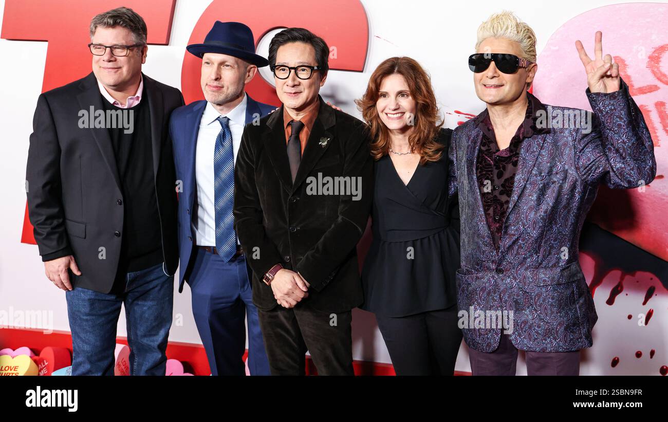 Hollywood, Usa. Februar 2025. HOLLYWOOD, LOS ANGELES, KALIFORNIEN, USA - 3. FEBRUAR: Sean Astin, Jeff Cohen, Ke Huy Quan, Kerri Green und Corey Feldman kommen zur Los Angeles Premiere von Universal Pictures 'Love Hurts', die am 3. Februar 2025 im TCL Chinese Theatre IMAX in Hollywood, Los Angeles, Kalifornien, USA, stattfindet. (Foto: Xavier Collin/Image Press Agency) Credit: Image Press Agency/Alamy Live News Stockfoto