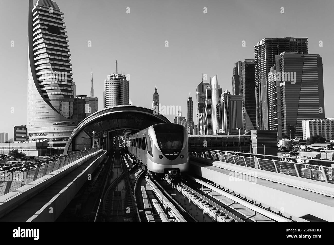 DUBAI, Vereinigte Arabische Emirate - NOVEMBER 18: Dubai Metro als weltweit längste vollautomatische u-Bahn-Netz (75 km) am 18. November 2012, Dubai, Vereinigte Arabische Emirate. Stockfoto