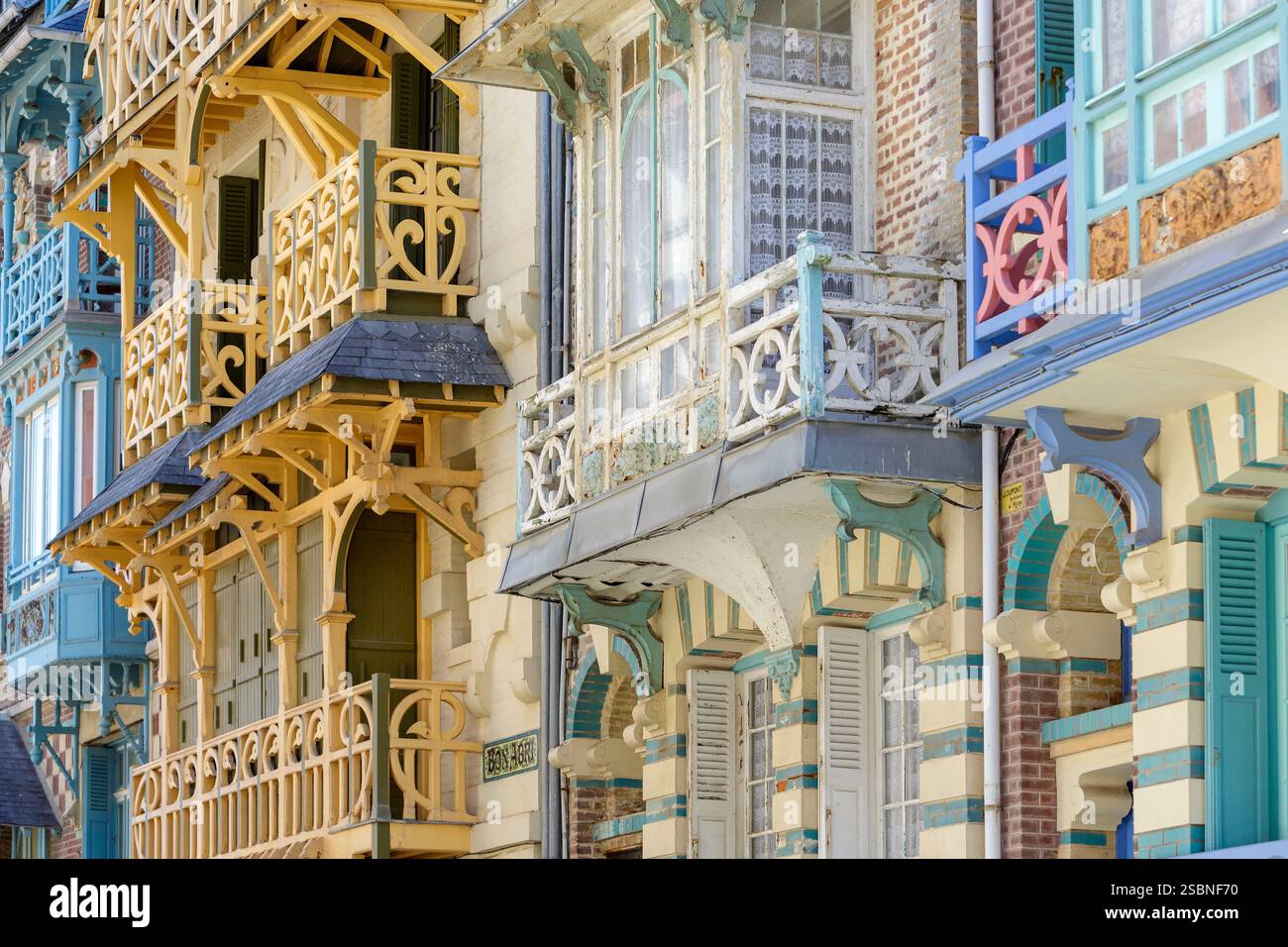 Frankreich, Somme, Baie de Somme (Bucht von Somme), Mers les Bains, zweigeschossige Häuser, die Anfang des 20. Jahrhunderts erbaut wurden, links mit der orangen Fassade die Villa Bon Abri, die zwischen 1901 und 1904 von dem Architekten Theophile Bourgeois für Charles Girard erbaut wurde, in einem Stil, der aus der Zeit stammt, als Meer und Sonnenbaden in den 1860er Jahren und danach populär wurden, im Küstenviertel mit der Aufschrift Site Patrimoinial remarquthes Boucher Rue Boucher Rue Boucher Stockfoto