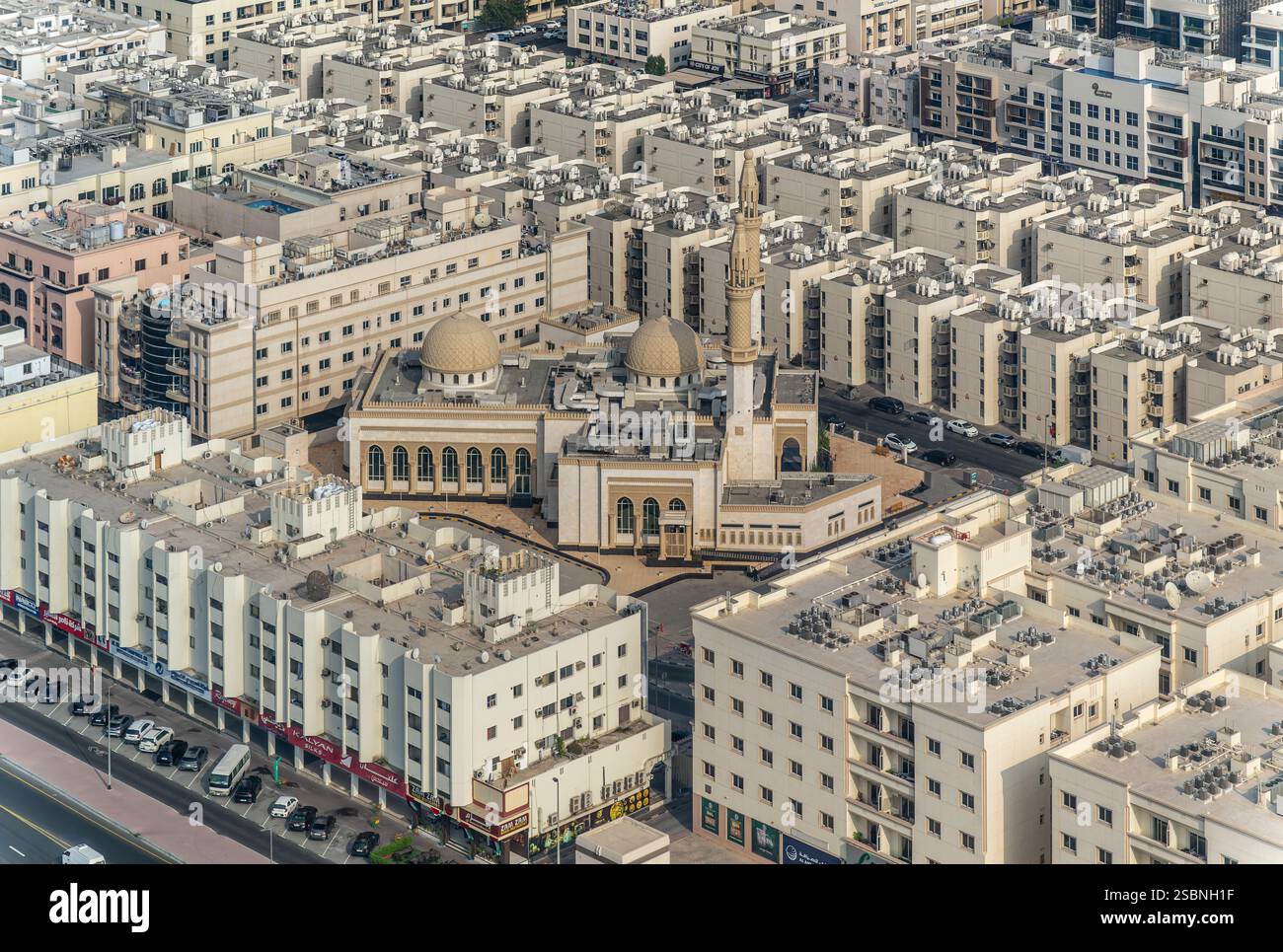 Der Blick über Dubai aus dem Dubai Frame. Das Gebäude hat die Form eines Bilderrahmens, der Aussichtsturm befindet sich im oberen Teil des Rahmens. Stockfoto