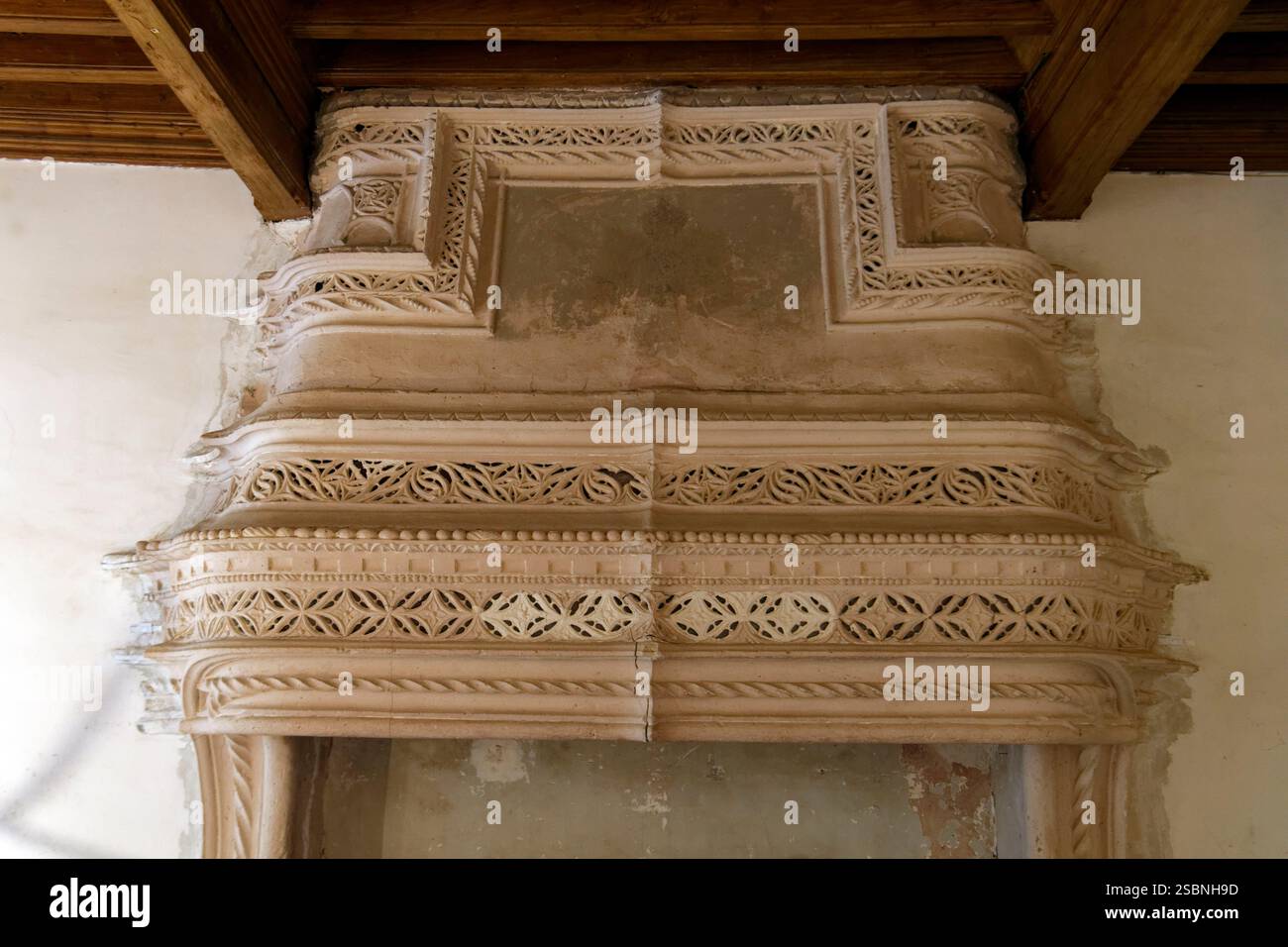 Frankreich, Aude, regionaler Naturpark Corbieres Fenouilledes, Lagrasse, gekennzeichnet mit Les Plus Beaux Villages de France (die schönsten Dörfer Frankreichs), Abtei Sainte Marie de Lagrasse, der Zeremonialraum, Detail der Kamindekor Stockfoto