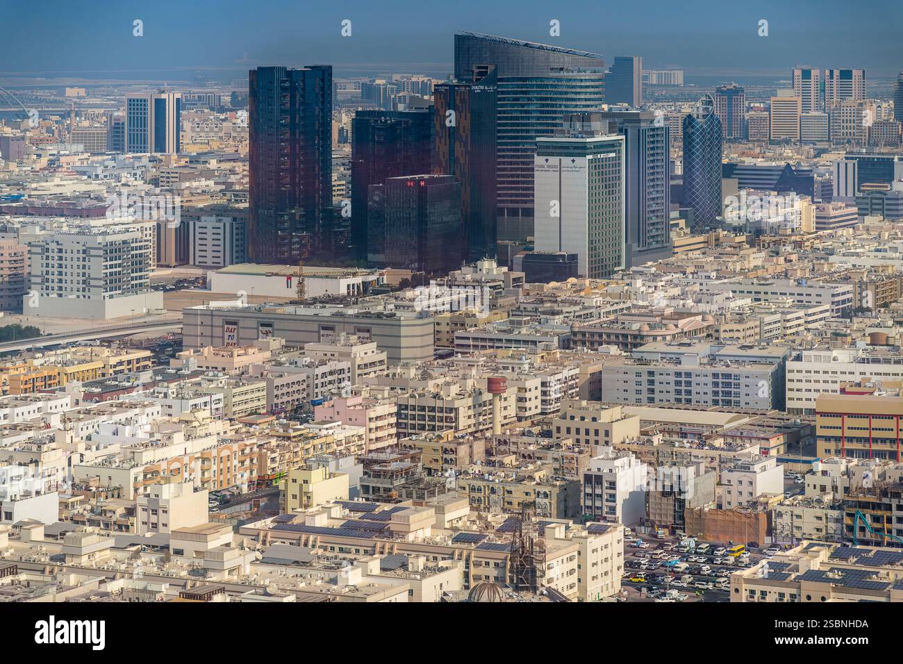 Der Blick über Dubai aus dem Dubai Frame. Das Gebäude hat die Form eines Bilderrahmens, der Aussichtsturm befindet sich im oberen Teil des Rahmens. Stockfoto