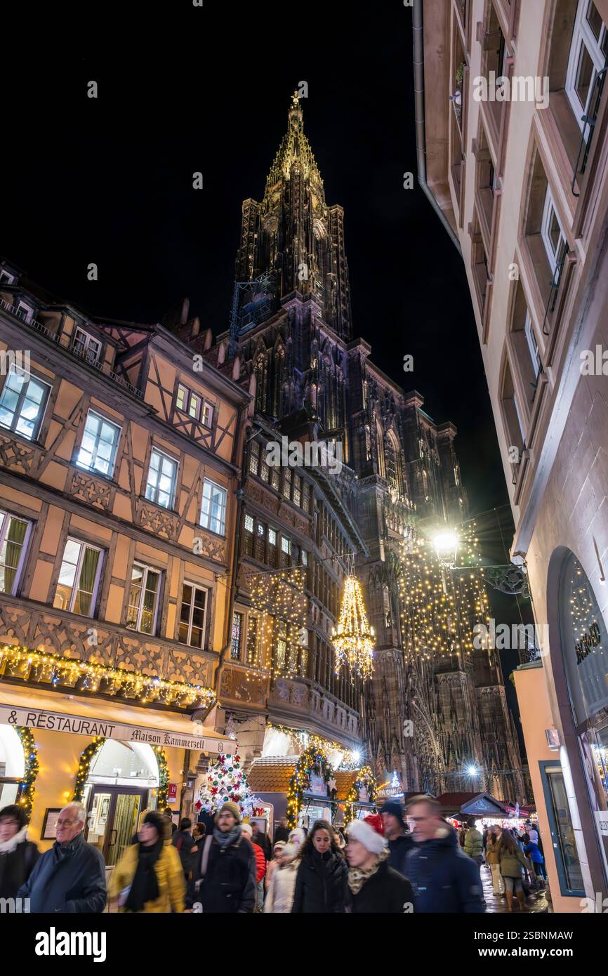 Frankreich, Bas Rhin, Straßburg, Altstadt, UNESCO-Weltkulturerbe, Kathedrale Notre Dame, Weihnachtsmarkt (Christkindelsmarik) am Fuße der Kathedrale Notre Dame und des Maison Kammerzell Stockfoto