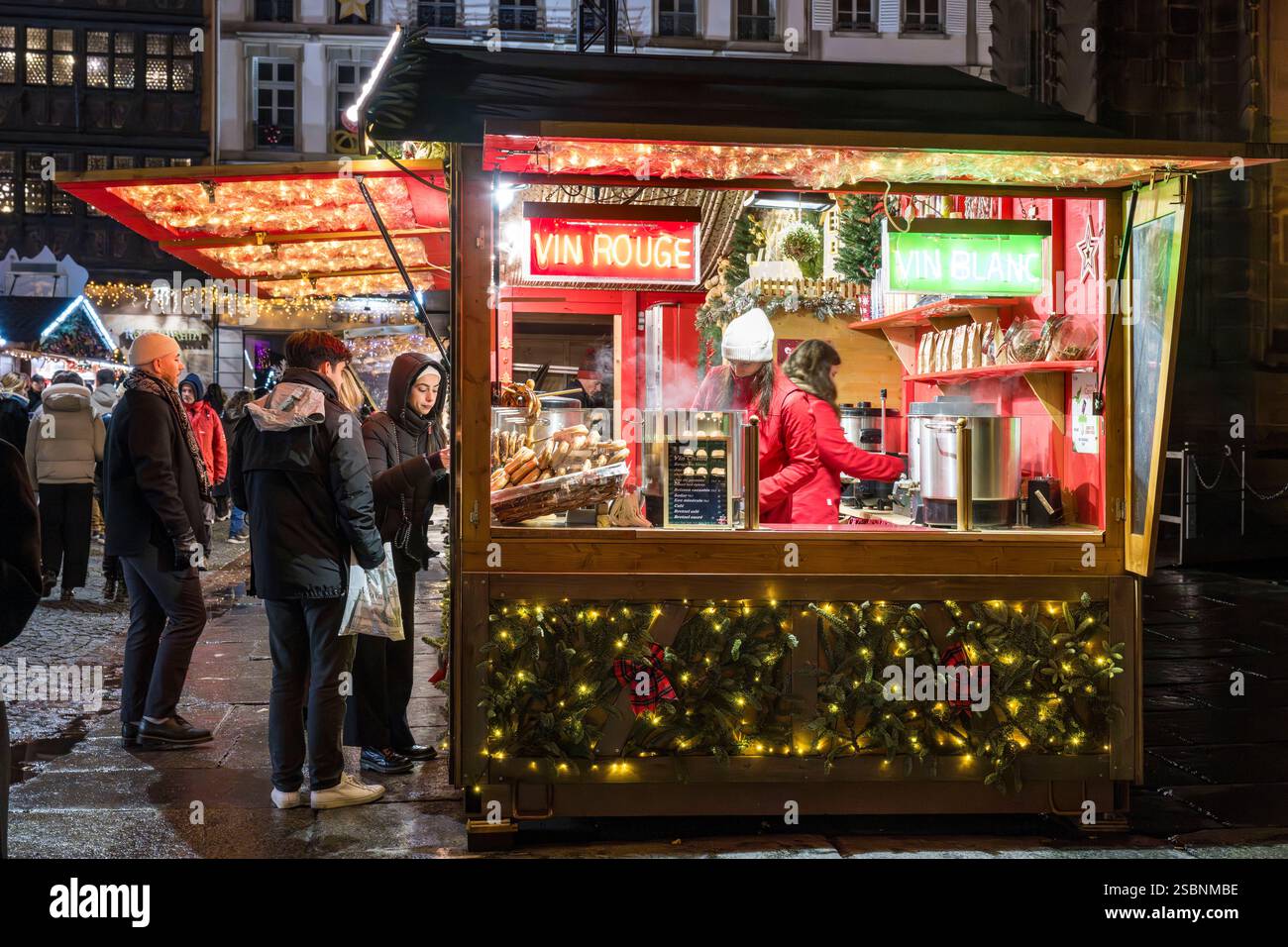 Frankreich, Bas Rhin, Straßburg, Altstadt, die von der UNESCO zum Weltkulturerbe erklärt wurde, Kathedrale Notre Dame, Weihnachtsmarkt (Christkindelsmarik) am Fuße der Kathedrale Notre Dame, Glühwein-Stand Stockfoto