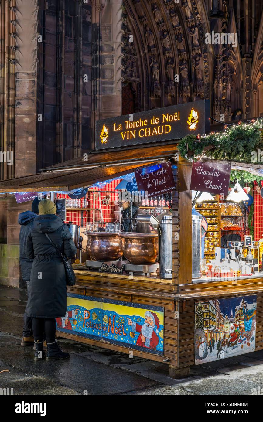 Frankreich, Bas Rhin, Straßburg, Altstadt, die von der UNESCO zum Weltkulturerbe erklärt wurde, Kathedrale Notre Dame, Weihnachtsmarkt (Christkindelsmarik) am Fuße der Kathedrale Notre Dame, Glühwein-Stand Stockfoto