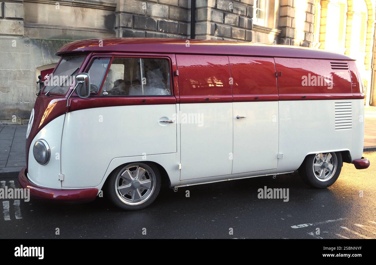 Volkswagen-Transporter Typ 2 mit geteiltem Bildschirm restauriert und in zweifarbigen weiß- und kastanienbraunen Farben gehalten. Ansicht der linken Seite mit Scheunentüren. Stockfoto