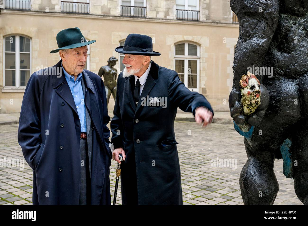 Frankreich, Paris, Musée Maillol Kunstmuseum, deutscher Maler und Bildhauer Markus Lüpertz während seiner Ausstellung im Dialog mit dem Werk von Aristide Maillol, seinem Galeristen Michael Werner links, Skulptur (Detail) der Morgen oder Hölderlin, 2011, Bronze bemalt Stockfoto