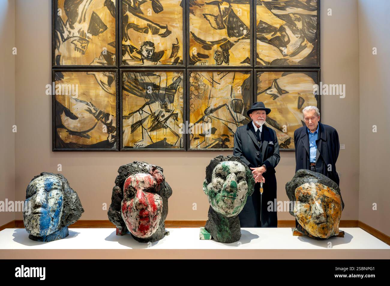 Frankreich, Paris, Musée Maillol Kunstmuseum, der deutsche Maler und Bildhauer Markus Lüpertz während seiner Ausstellung im Dialog mit dem Werk von Aristide Maillol, seinem Galeristen Michael Werner zu seiner Rechten, malte Bronzen und gemischte Medien auf Papier Stockfoto