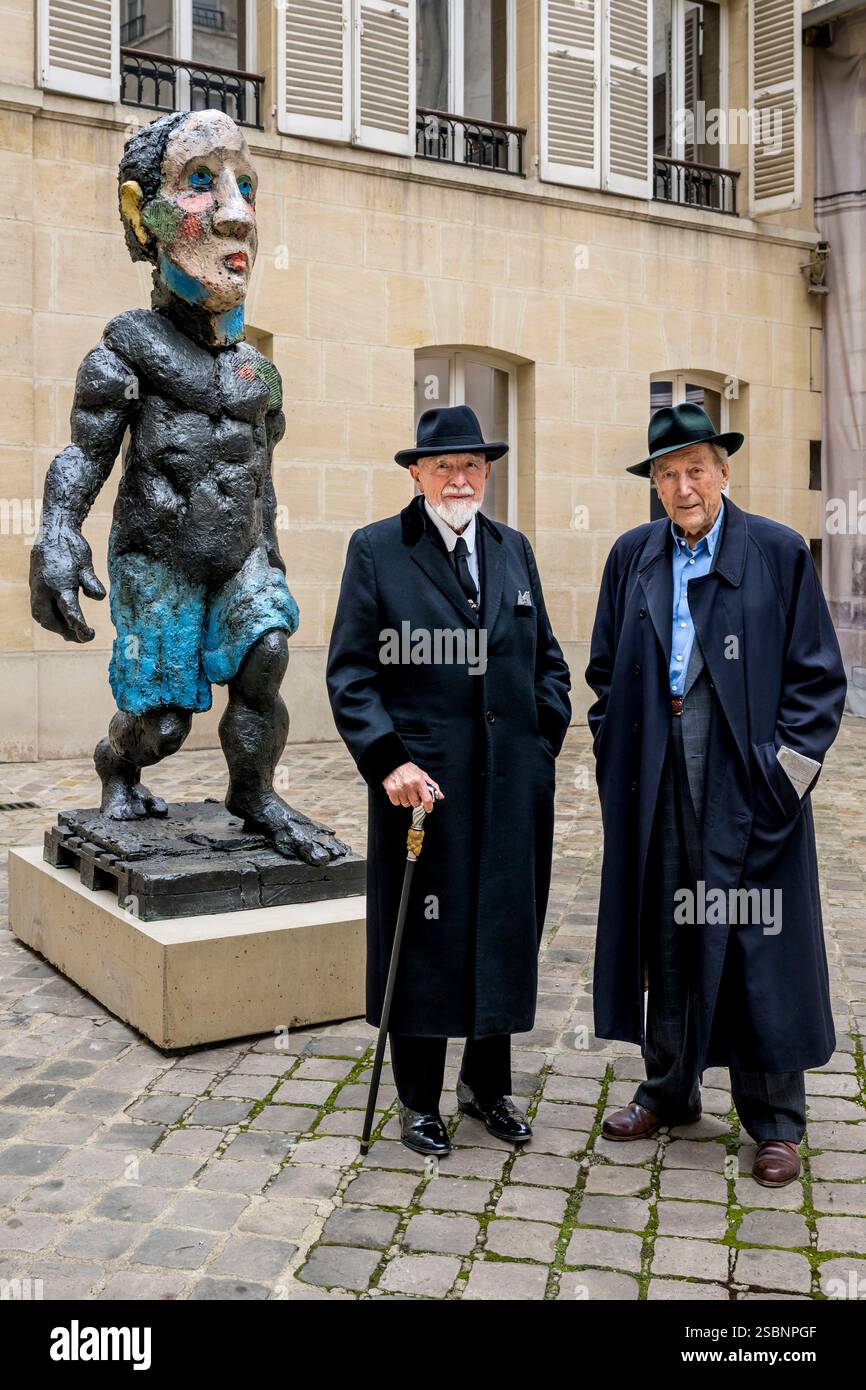Frankreich, Paris, Musée Maillol Kunstmuseum, der deutsche Maler und Bildhauer Markus Lüpertz während seiner Ausstellung im Dialog mit dem Werk von Aristide Maillol, dessen Galerist Michael Werner zu seiner Rechten, Skulptur der Morgen oder Hölderlin, 2011, Bronze bemalt Stockfoto