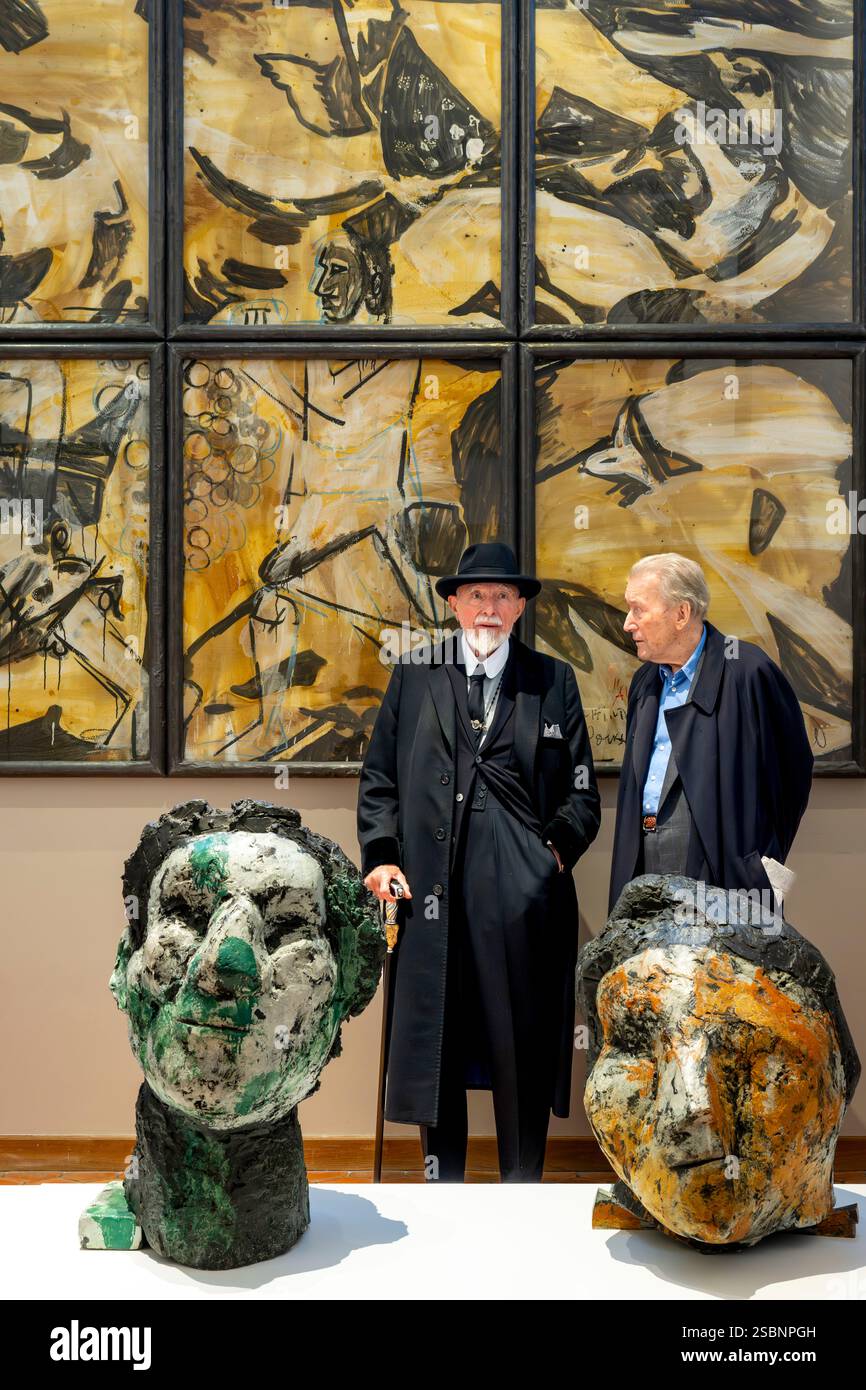 Frankreich, Paris, Musée Maillol Kunstmuseum, der deutsche Maler und Bildhauer Markus Lüpertz während seiner Ausstellung im Dialog mit dem Werk von Aristide Maillol, seinem Galeristen Michael Werner zu seiner Rechten, malte Bronzen und gemischte Medien auf Papier Stockfoto