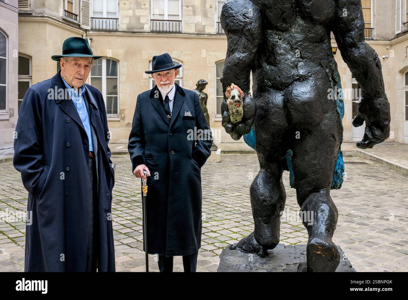 Frankreich, Paris, Musée Maillol Kunstmuseum, deutscher Maler und Bildhauer Markus Lüpertz während seiner Ausstellung im Dialog mit dem Werk von Aristide Maillol, seinem Galeristen Michael Werner links, Skulptur (Detail) der Morgen oder Hölderlin, 2011, Bronze bemalt Stockfoto