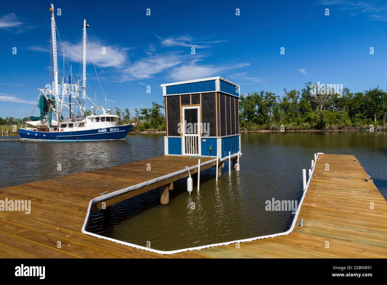 USA, Louisiana, Dulac, Abfahrt eines Trawlers zum Garnelenfischen Stockfoto