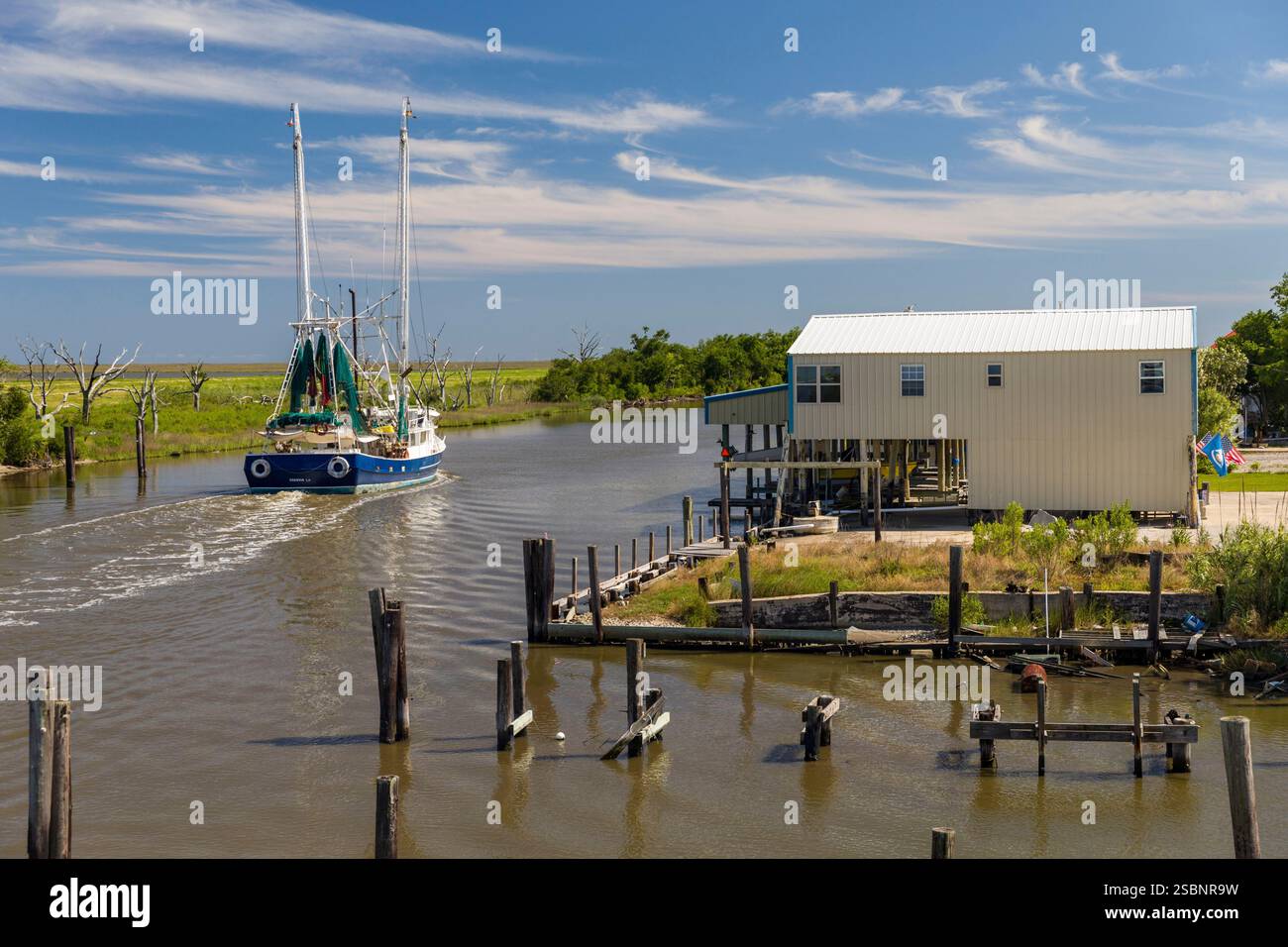 USA, Louisiana, Dulac, Abfahrt eines Trawlers zum Garnelenfischen Stockfoto